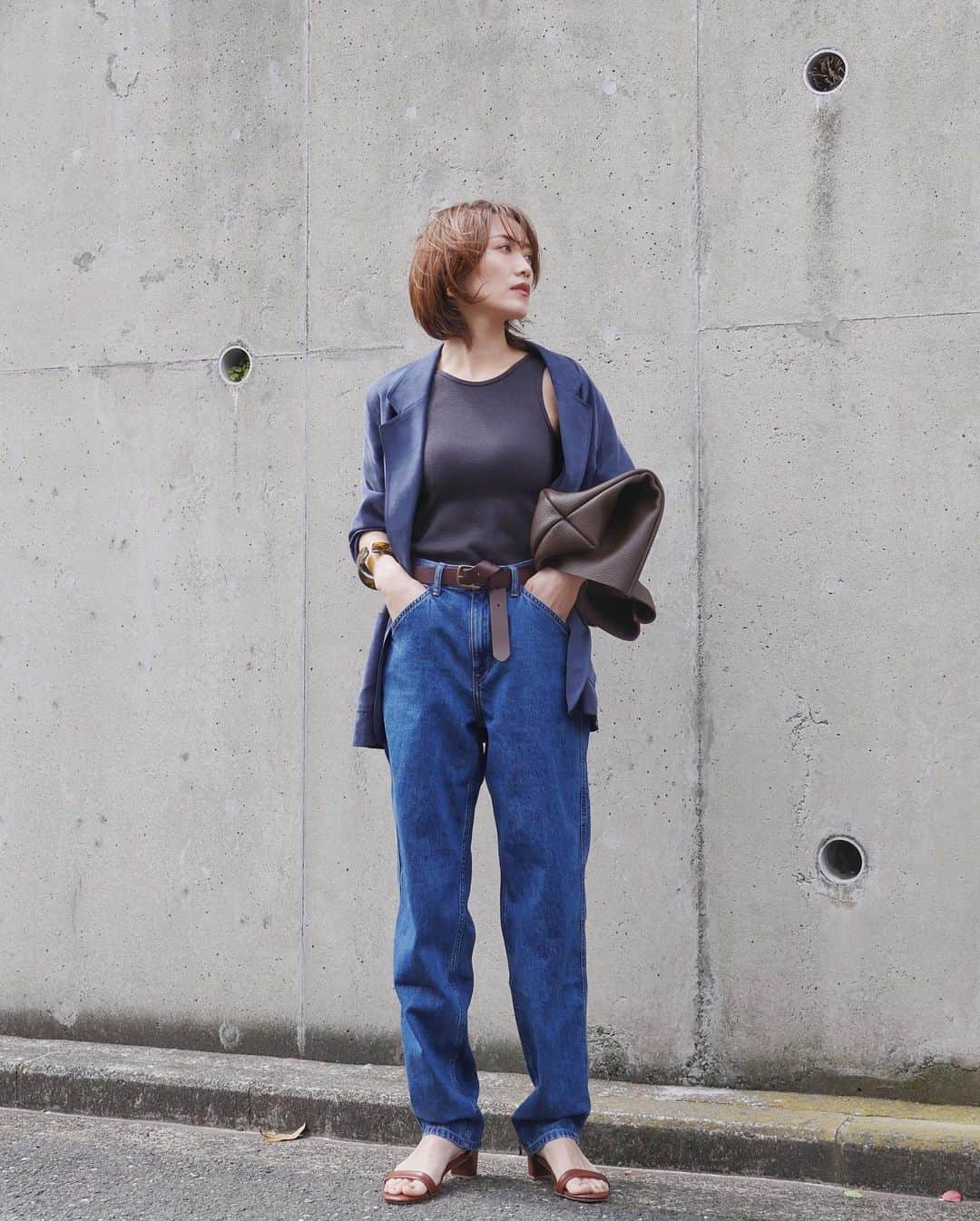 のインスタグラム：「UNIQLOの#ワイドフィットジーンズ （丈長め84cm）サイズ28   ベルトもUNIQLOの#ヴィンテージベルト サイズL  ベルトは穴追加しないとゆるいです🕳️ デニムは薄手だから真夏でも涼しく履けそう☺️🌿  👖、ベルト…#ユニクロ 🎽…#journalstandard 👜…#henderscheme JK…母のお下がり bangle…叔母のお下がり pierces,ring…#mou ring…#cene  .」