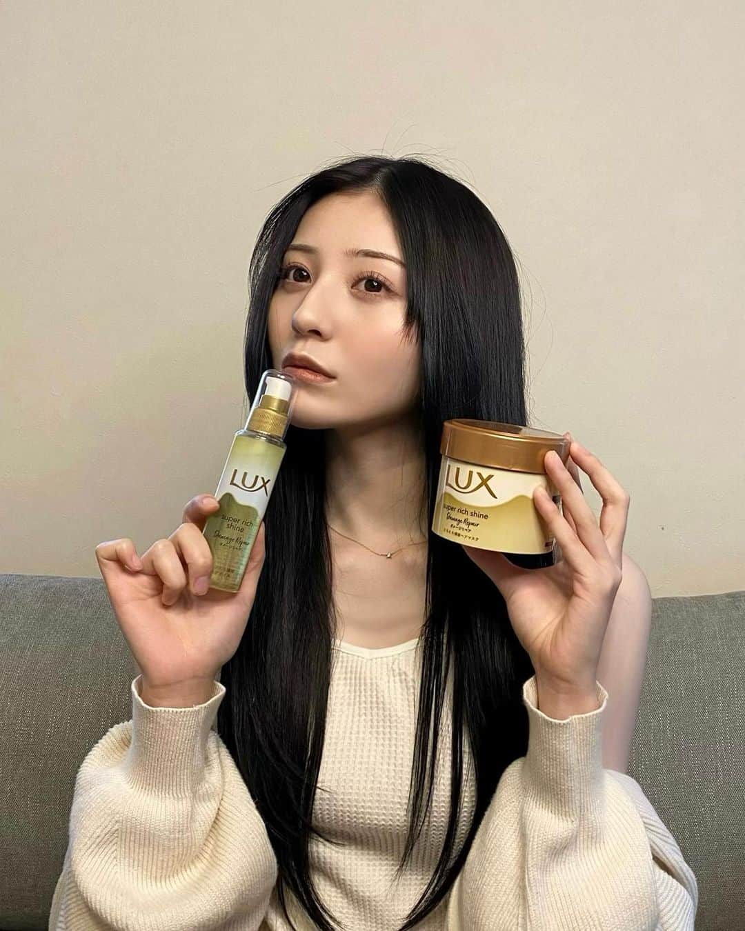 吉井美優さんのインスタグラム写真 - (吉井美優Instagram)「． さらツヤになったトリートメント とろとろテクスチャーで髪に馴染みやすく ドライヤー後の髪がサラサラでまとまりも良いの 💆🏻‍♀️✨ LUXのとろとろヘアオイルは濡れた髪にも お出かけする前のヘアセットにも使うのお気に入り 女性らしい香りで香水のように優しく 包んでくれる 落ち着く 〜 😶‍🌫️ LUXさんに提供して頂きました これからも沢山愛用しよ ♡  @lux_jp_official  #ラックス#トリートメント#ヘアオイル #ヘアマスク#美髪ケア#とろトリ#sponsored」4月20日 20時03分 - miyu_yoshii32
