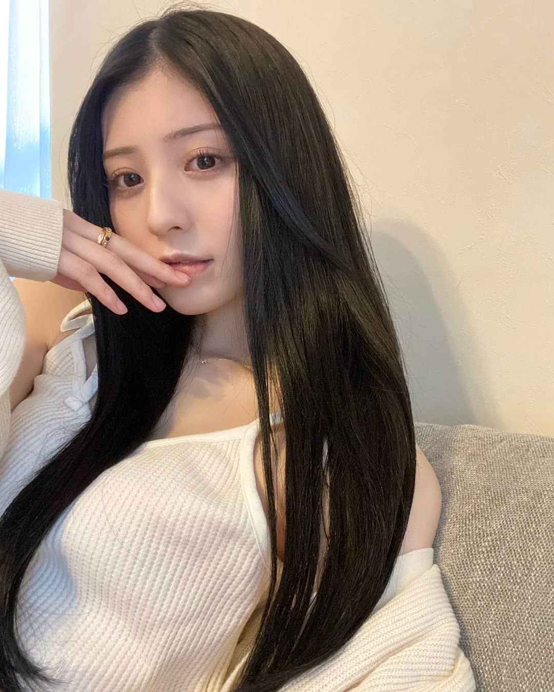吉井美優のインスタグラム：「． さらツヤになったトリートメント とろとろテクスチャーで髪に馴染みやすく ドライヤー後の髪がサラサラでまとまりも良いの 💆🏻‍♀️✨ LUXのとろとろヘアオイルは濡れた髪にも お出かけする前のヘアセットにも使うのお気に入り 女性らしい香りで香水のように優しく 包んでくれる 落ち着く 〜 😶‍🌫️ LUXさんに提供して頂きました これからも沢山愛用しよ ♡  @lux_jp_official  #ラックス#トリートメント#ヘアオイル #ヘアマスク#美髪ケア#とろトリ#sponsored」
