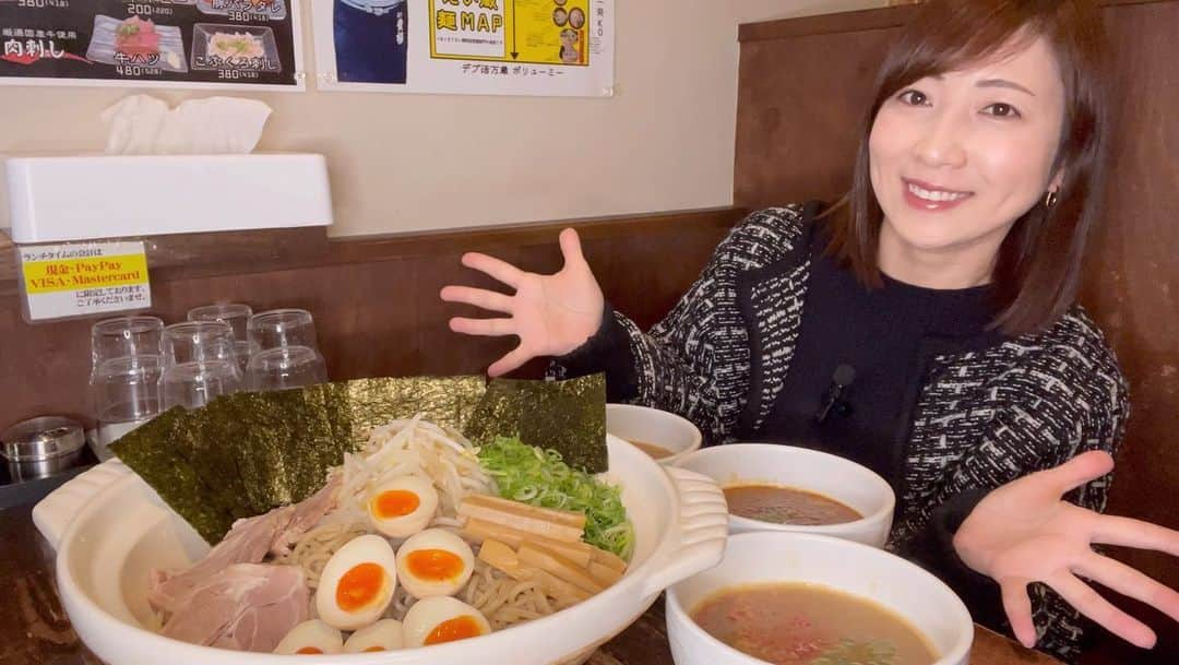 三宅智子のインスタグラム：「こちらも結構前ですが、田無にある「麺匠　えい蔵田無店」さんで、桶狭間の戦いという3.2キロのつけ麺チャレンジに挑戦して来ました！  桶狭間の戦い 麺7.5玉 総重量3.2Kg(つけ汁は含まない) 30分以内完食無料 失敗→2980円  つけ汁は、豚骨魚介・海老・辛いつけ汁の3種類を用意していただきました！  3種類ともそれぞれ美味しくて最高に幸せなチャレンジでした！  こちらのチャレンジしてる所もYouTubeに動画公開してます！  まだ見てない方は、是非ご覧下さいませ！  #麺匠えい蔵 #麺匠えい蔵田無店 #大食い #大食いチャレンジ #チャレンジメニュー #つけ麺 #桶狭間の戦い #大胃王 #デカ盛り #大食いママ #大食い女子 #三宅智子 #三宅智子の大食いtv #youtube #動画公開中」