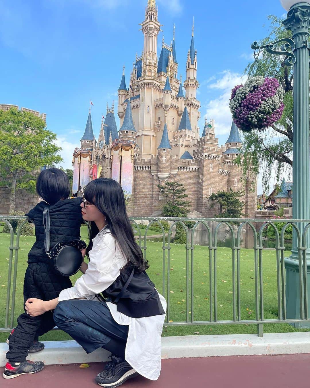 橋本奈実のインスタグラム：「昨日はたくさんのお祝いコメントありがとうございました🌹🫶 ディズニーランドにいってきました！！ この所、ディズニーシーが多かったから、久しぶり！！40周年ドリームゴーラウンドがはじまったばかりでした✨ お兄ちゃんが一歳の誕生日の時にとった写真と同じ場所でパシャッ📸 大きくなったな🥺」