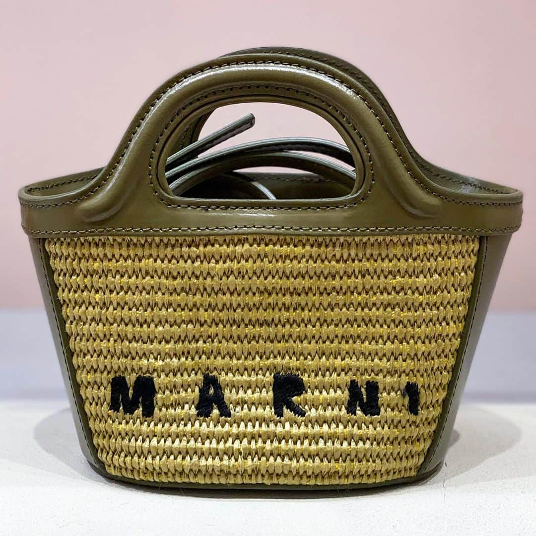 HANKYU.MODEさんのインスタグラム写真 - (HANKYU.MODEInstagram)「． 【MARNI】GET READY TO VACATION!! At 3F MODE  「MARNI」より、滑らかで光沢感のある編み込み生地とレザーで切り替えた“TROPICALIA”バッグとバスケットスモールバッグが登場。フロントに施されたロゴの刺繍がアクセントに。 おでかけシーズンに向けておすすめなサンダルやスニーカーも、初夏の気分を上げるパステルカラーから定番カラーまで取り揃えています。  Page1(左)、Page2-3 バッグ (W22×H18×D10cm)　90,200円  Page1(右)、Page4 バッグ (W32×H24.5×D14cm)　83,600円  Page5‐6　スニーカー　107,800円　  Page7‐8　サンダル　101,200円 ※5/3(水)から107,800円に価格改定いたします。  Page9‐10　スニーカー　107,800円  #marni #マルニ #hankyumode #hankyu #阪急百貨店 #阪急本店 #うめはん #ファッション #トレンドファッション #夏小物 #バッグ  #マルニバッグ #カゴバッグ #スニーカー #サンダル #フラットサンダル」4月20日 19時59分 - hankyumode