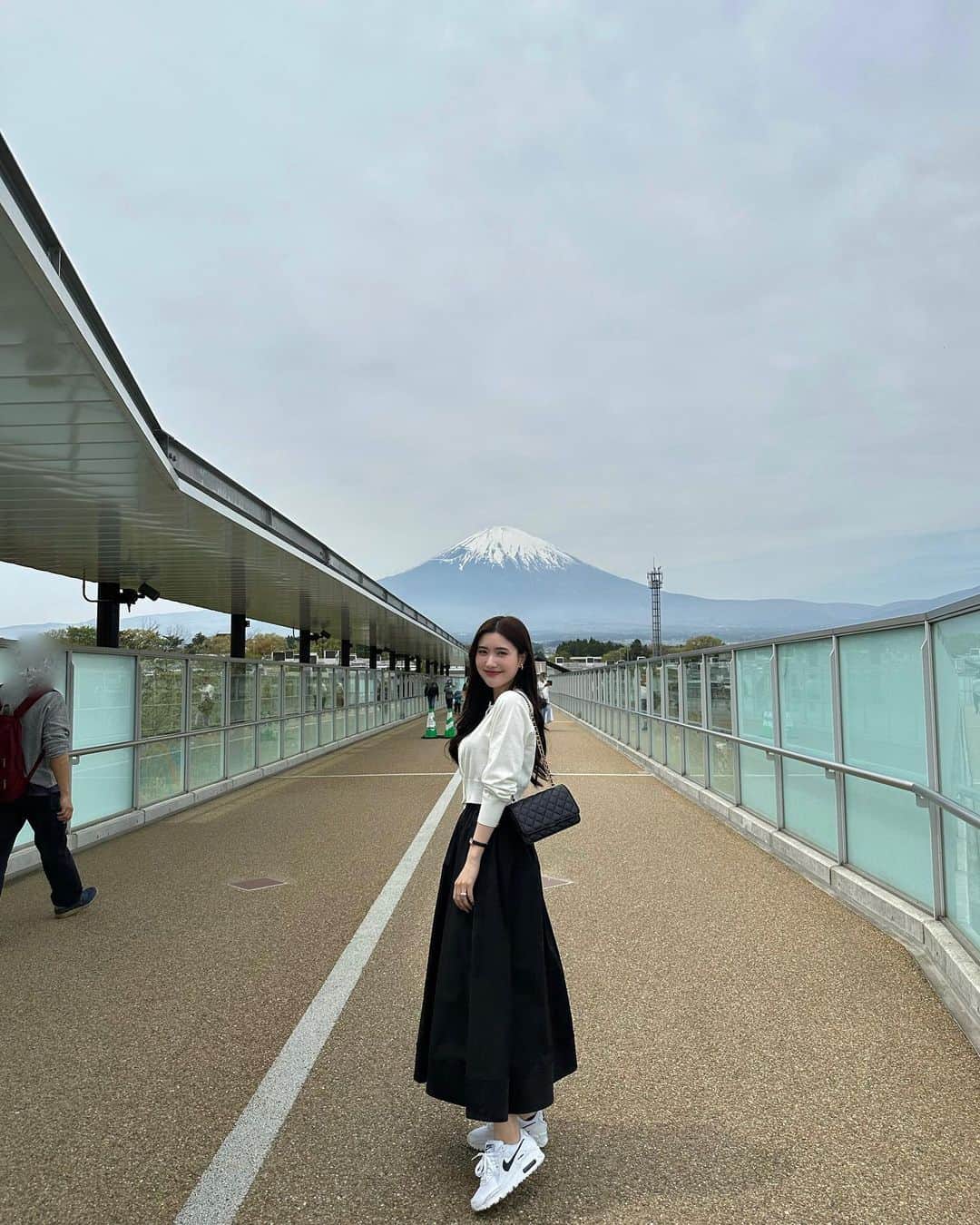 立木綾乃のインスタグラム：「アウトレットから富士山見えてるんるんでお買い物できた🗻✨  #御殿場アウトレット #富士山 #静岡観光 #立木fashion」