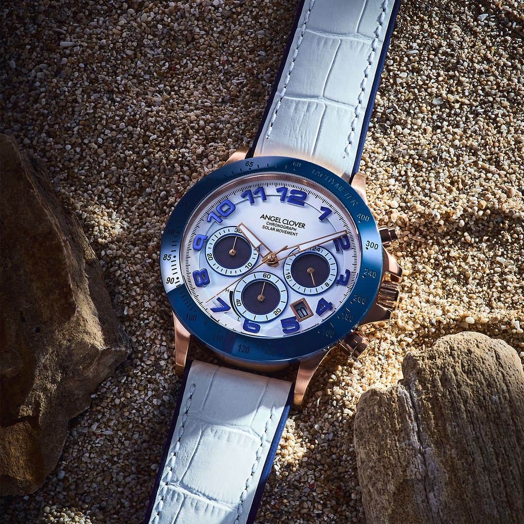 エンジェルクローバー公式のインスタグラム：「実用性と高級感が一体となった、“ラグスポソーラー時計”。 男らしい“デカ厚時計”でありながら、エレガントな質感とデザインを取り入れたコレクションです。  LUCE SOLAR LUS44PWH-WH . #腕時計 #アクセサリー #時計 #ウォッチ #腕時計くら部 #腕時計好き #コーディネート #ANGELCLOVER #エンジェルクローバー #セラミック #メンズコーデ #Safari #サファリ」