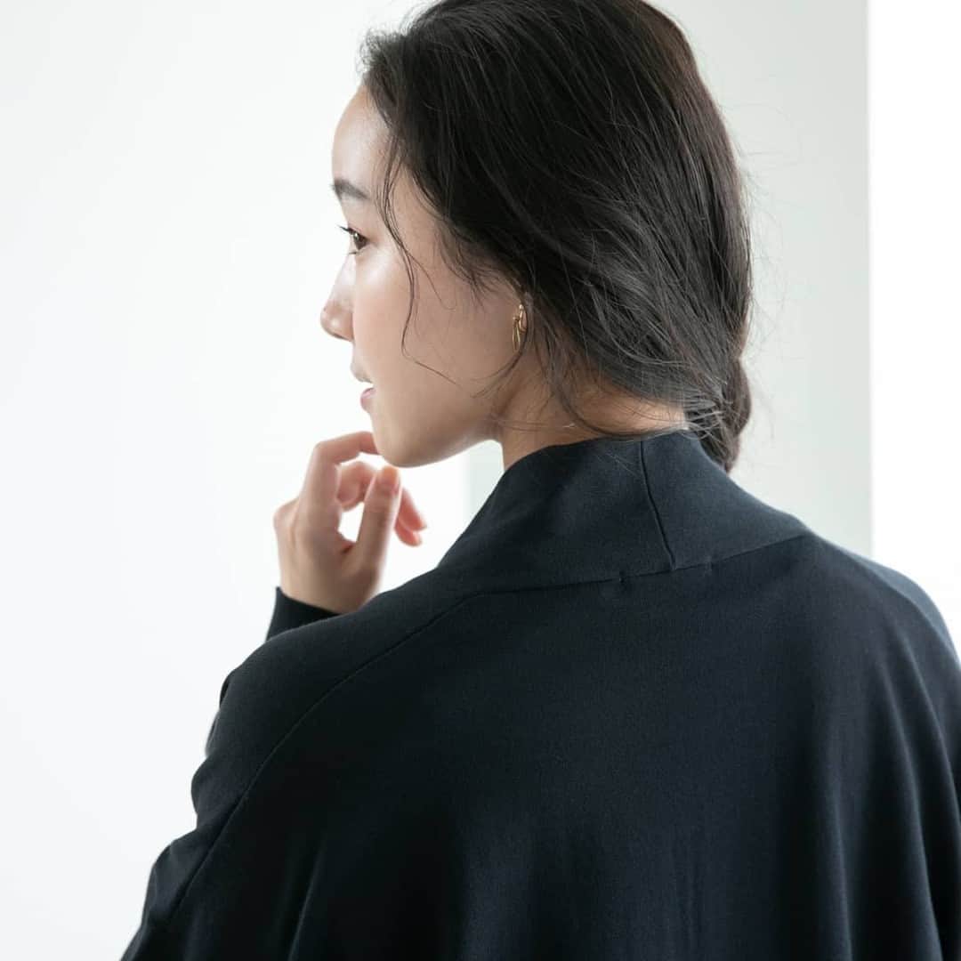 北欧、暮らしの道具店さんのインスタグラム写真 - (北欧、暮らしの道具店Instagram)「【再入荷】夏の陽射しと冷房対策に 「UV遮蔽率90%以上」のカーディガン . - - - - - - - - - - - - - - - - -   外は日差しが強くて暑いのに、 室内は冷房で冷えひえ。  そんな "春夏あるある" と 上手に付き合いたい、 という思いから発売した 「着るだけでUV対策ができるカーディガン」が 再入荷しました。  ゆったりとしたラインは 羽織るだけで大人っぽく、 夏らしいリラックスしたコーデに よく似合います。  カジュアルも、 ワンピースなどのレディなアイテムにも 馴染むシルエットだから、 日焼け対策コーデでもおしゃれを楽しめます。  タンクトップやTシャツ、デニムなどの 定番アイテムに合わせるだけで 着こなしが決まるから、 忙しい毎日の強い味方になること 間違いなしです。  しなやかな綿とポリエステルで出来た糸は、 春夏にぴったりな薄手の編み地。  暑い日も涼しく着られて、 気温が低い日は肌寒さを和らげてくれるから、 春先から晩夏・初秋まで 長く愛用いただけます。   GWのお出かけにも お供させたいアイテムです。 ぜひ迎えていただけたら嬉しいです。 . ーーー 掲載のアイテムはこちら▼ ーーー . ☑︎ 「首もとまで安心」UVカットのロングカーディガン . ▶︎ プロフィールのリンクから、お値段・サイズなど詳しい情報をご覧いただけますよ。→@hokuoh_kurashi . #KURASHIandTripsPUBLISHING #カーディガン#UV対策#日差し対策#紫外線対策 #ファッション#コーデ#春コーデ#夏コーデ#コーディネート#シンプルコーデ#今日のコーデ #シンプル#シンプルライフ#シンプルデザイン #暮らしを楽しむ#日々の暮らし #北欧#暮らし#北欧暮らしの道具店」4月20日 20時01分 - hokuoh_kurashi