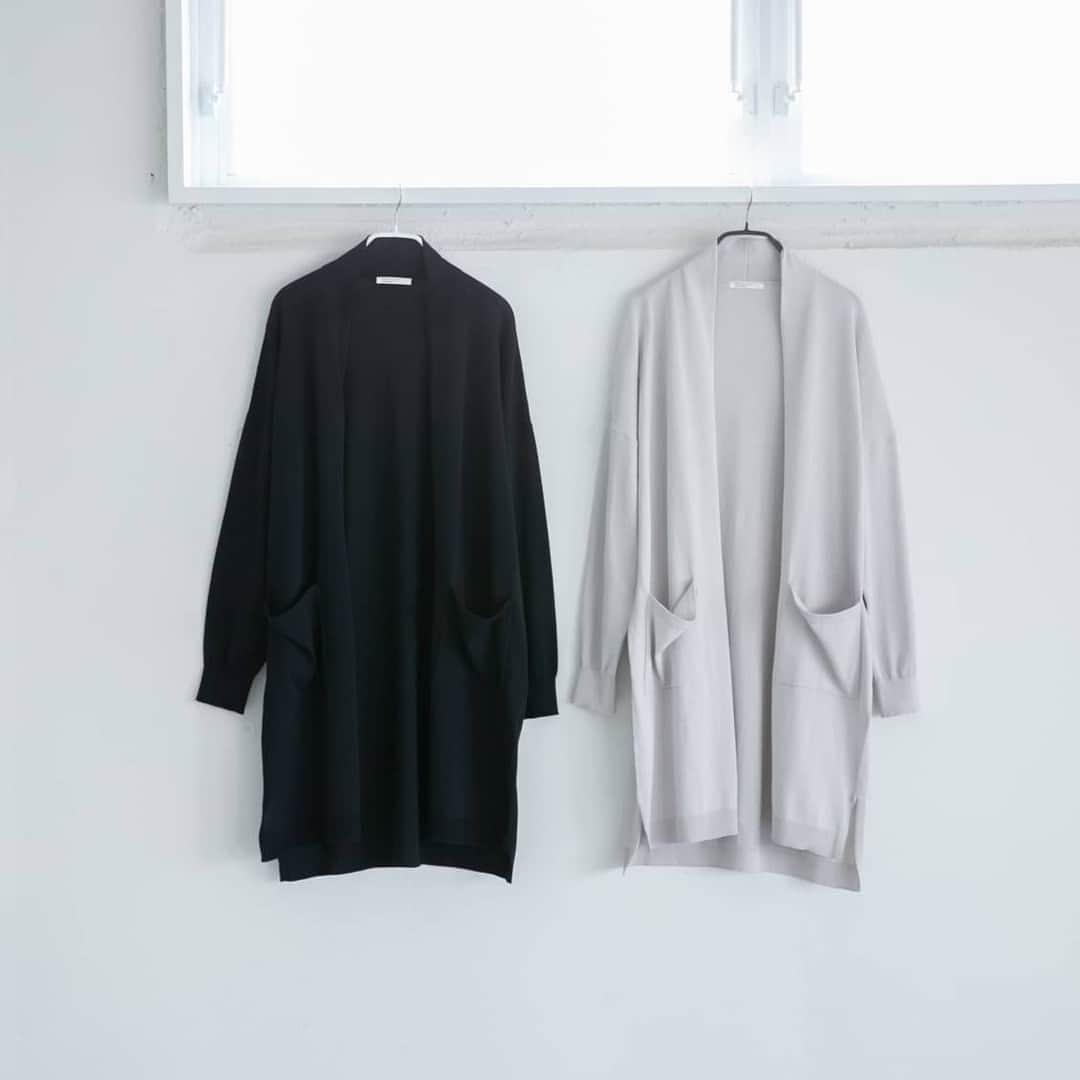 北欧、暮らしの道具店さんのインスタグラム写真 - (北欧、暮らしの道具店Instagram)「【再入荷】夏の陽射しと冷房対策に 「UV遮蔽率90%以上」のカーディガン . - - - - - - - - - - - - - - - - -   外は日差しが強くて暑いのに、 室内は冷房で冷えひえ。  そんな "春夏あるある" と 上手に付き合いたい、 という思いから発売した 「着るだけでUV対策ができるカーディガン」が 再入荷しました。  ゆったりとしたラインは 羽織るだけで大人っぽく、 夏らしいリラックスしたコーデに よく似合います。  カジュアルも、 ワンピースなどのレディなアイテムにも 馴染むシルエットだから、 日焼け対策コーデでもおしゃれを楽しめます。  タンクトップやTシャツ、デニムなどの 定番アイテムに合わせるだけで 着こなしが決まるから、 忙しい毎日の強い味方になること 間違いなしです。  しなやかな綿とポリエステルで出来た糸は、 春夏にぴったりな薄手の編み地。  暑い日も涼しく着られて、 気温が低い日は肌寒さを和らげてくれるから、 春先から晩夏・初秋まで 長く愛用いただけます。   GWのお出かけにも お供させたいアイテムです。 ぜひ迎えていただけたら嬉しいです。 . ーーー 掲載のアイテムはこちら▼ ーーー . ☑︎ 「首もとまで安心」UVカットのロングカーディガン . ▶︎ プロフィールのリンクから、お値段・サイズなど詳しい情報をご覧いただけますよ。→@hokuoh_kurashi . #KURASHIandTripsPUBLISHING #カーディガン#UV対策#日差し対策#紫外線対策 #ファッション#コーデ#春コーデ#夏コーデ#コーディネート#シンプルコーデ#今日のコーデ #シンプル#シンプルライフ#シンプルデザイン #暮らしを楽しむ#日々の暮らし #北欧#暮らし#北欧暮らしの道具店」4月20日 20時01分 - hokuoh_kurashi