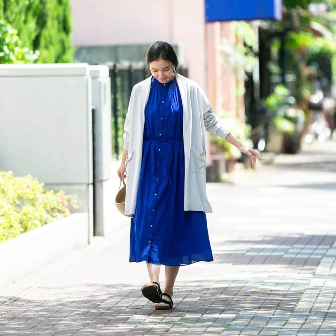 北欧、暮らしの道具店さんのインスタグラム写真 - (北欧、暮らしの道具店Instagram)「【再入荷】夏の陽射しと冷房対策に 「UV遮蔽率90%以上」のカーディガン . - - - - - - - - - - - - - - - - -   外は日差しが強くて暑いのに、 室内は冷房で冷えひえ。  そんな "春夏あるある" と 上手に付き合いたい、 という思いから発売した 「着るだけでUV対策ができるカーディガン」が 再入荷しました。  ゆったりとしたラインは 羽織るだけで大人っぽく、 夏らしいリラックスしたコーデに よく似合います。  カジュアルも、 ワンピースなどのレディなアイテムにも 馴染むシルエットだから、 日焼け対策コーデでもおしゃれを楽しめます。  タンクトップやTシャツ、デニムなどの 定番アイテムに合わせるだけで 着こなしが決まるから、 忙しい毎日の強い味方になること 間違いなしです。  しなやかな綿とポリエステルで出来た糸は、 春夏にぴったりな薄手の編み地。  暑い日も涼しく着られて、 気温が低い日は肌寒さを和らげてくれるから、 春先から晩夏・初秋まで 長く愛用いただけます。   GWのお出かけにも お供させたいアイテムです。 ぜひ迎えていただけたら嬉しいです。 . ーーー 掲載のアイテムはこちら▼ ーーー . ☑︎ 「首もとまで安心」UVカットのロングカーディガン . ▶︎ プロフィールのリンクから、お値段・サイズなど詳しい情報をご覧いただけますよ。→@hokuoh_kurashi . #KURASHIandTripsPUBLISHING #カーディガン#UV対策#日差し対策#紫外線対策 #ファッション#コーデ#春コーデ#夏コーデ#コーディネート#シンプルコーデ#今日のコーデ #シンプル#シンプルライフ#シンプルデザイン #暮らしを楽しむ#日々の暮らし #北欧#暮らし#北欧暮らしの道具店」4月20日 20時01分 - hokuoh_kurashi