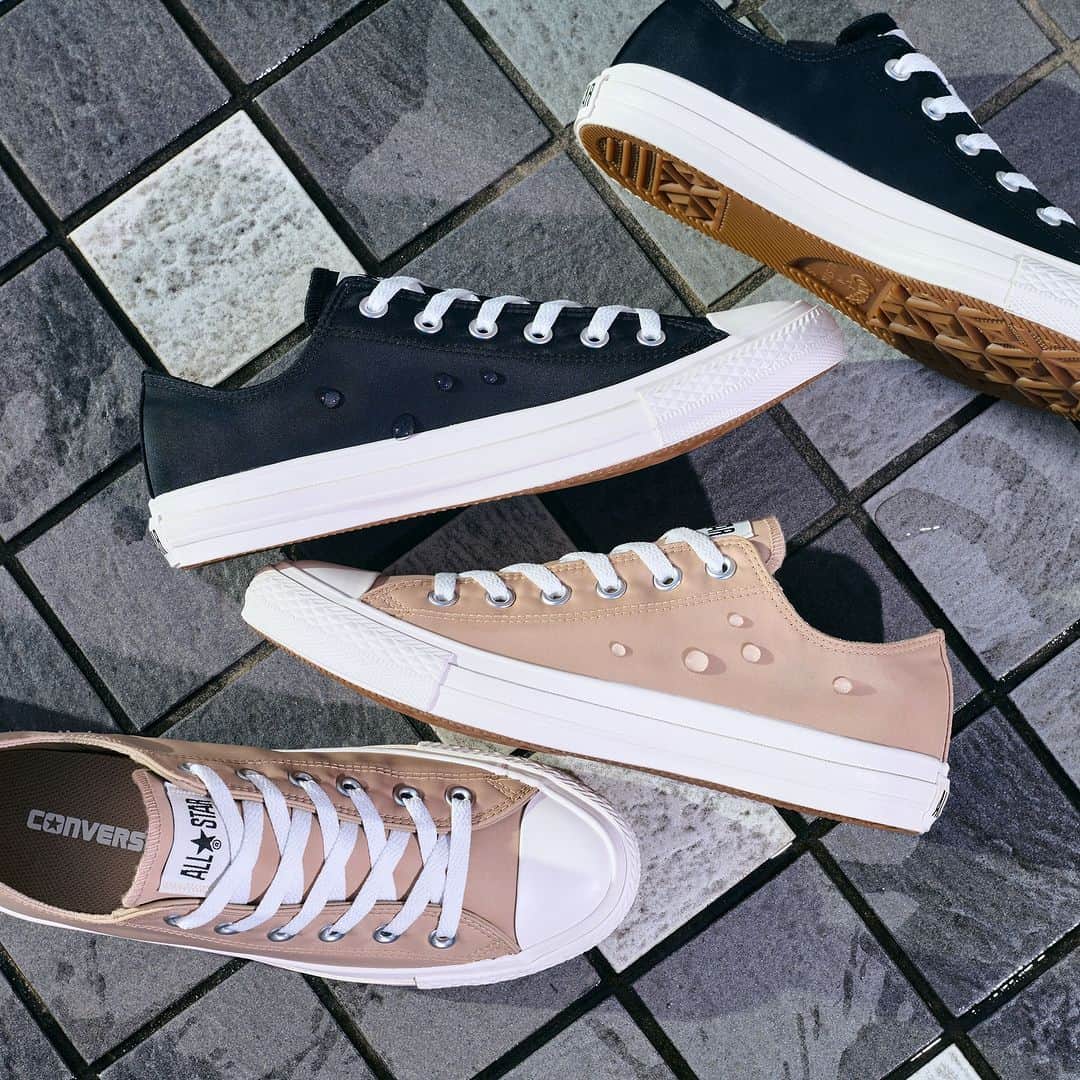 のインスタグラム：「アッパーに #撥水 加工を施したナイロン素材を採用した「ALL STAR（オールスター）」。 ラバーパーツをホワイトでまとめてすっきりとしたデザイン。 水が入りにくいガセットタン仕様で雨の日にも履きやすい一足。 サンドベージュとブラックの2カラー展開。  ALL STAR WR NYLON OX　￥9,350(税込）  #converse #allstar #shoes #kicks #kotd #コンバース #オールスター #シューズ #スニーカー #撥水」