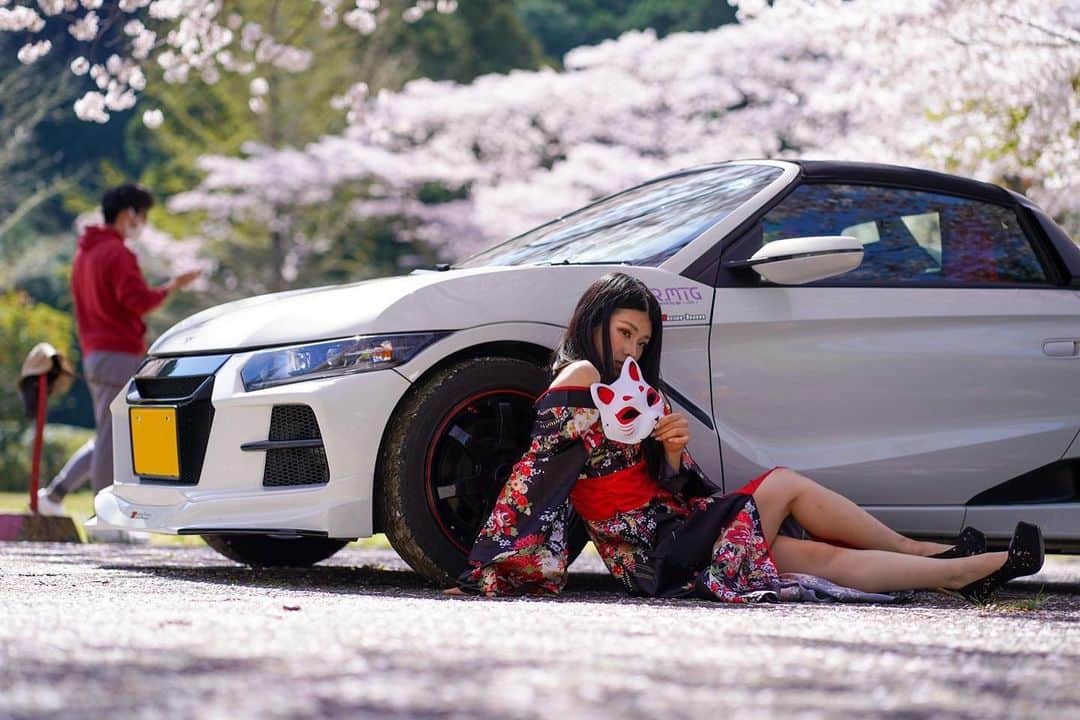のインスタグラム：「. 📷 ツノガイさん❤️. parts @rs_carbon ❤️. . 最近あついね🥺 3週間までは桜が綺麗だったのに早いなー🥺 . . #rscarbon #rsカーボン #sakura #cherryblossom #桜 #japanese #japanesegirl #jdm #車好き #s660 #エスロクガール #hondas660 #ホンダ #セクシーカーガールズ #車横モデル #キャンギャル #model #花魁 #kimono #着物 #oiran #sexy #静岡 #車好き女子 #スポーツカー」