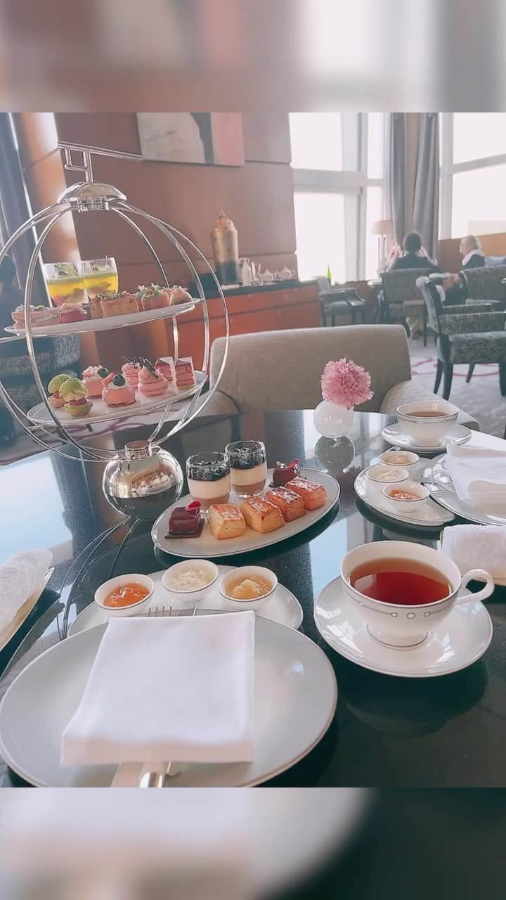 太田理恵のインスタグラム：「リッツカールトンの桜のアフターヌーンティー🌸 めちゃくちゃ可愛くて美味しかった🥰  #アフターヌーンティー　#女子会　#ヌン活 #リッツカールトン東京 #今日のおやつ　#都内カフェ  #桜スイーツ #桜アフターヌーンティー」