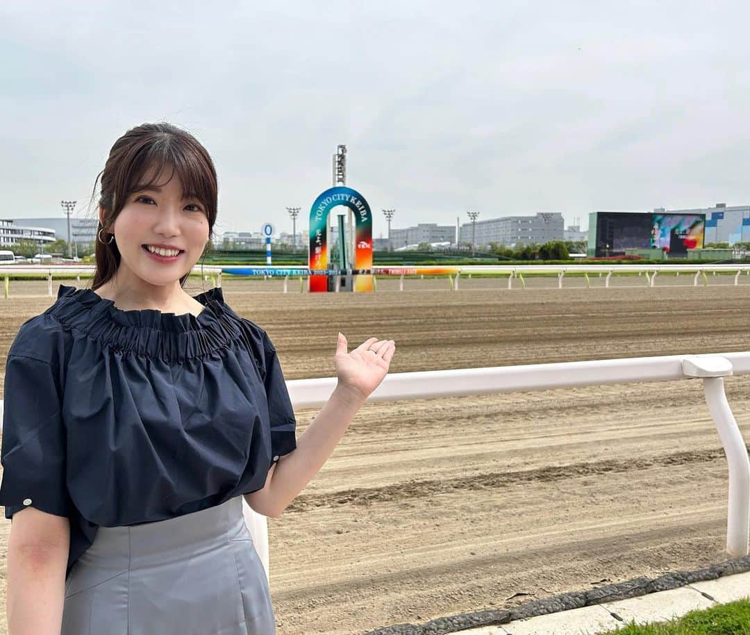 飯野詩帆のインスタグラム：「TCK今年度初の重賞リポート/インタビューでした🏇  今年も各レースで勝利騎手の皆さんにインタビューしていきます！ ジョッキーの素顔が見れるかも…👀笑  やっぱり場内は楽しいです！ 2枚目の写真は、音声さんとの不意打ち2s🤣  #tck #tokyocitykeiba  #大井競馬 #大井競馬場 #騎手 #重賞 #東京スプリント #実は母の誕生日 #🎂」