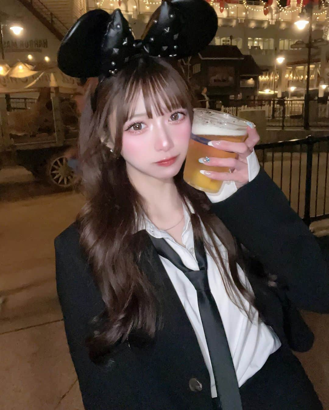 あやちゃんさんのインスタグラム写真 - (あやちゃんInstagram)「ディズニーシー🐭🖤 40周年可愛かったー！！！‪‪❤︎‬  ネクタイコーデ‪‪‪‪❤︎‬ 今日はピン写のせるねん✧  #東京ディズニーシー #ディズニーシー  #ディズニーコーデ #ディズニーフード #ディズニーカチューシャ #制服ディズニー #ネクタイコーデ #モノトーンコーデ #ブラックコーデ #disneysea #tokyodisneysea」4月20日 20時12分 - aya.you.love.r