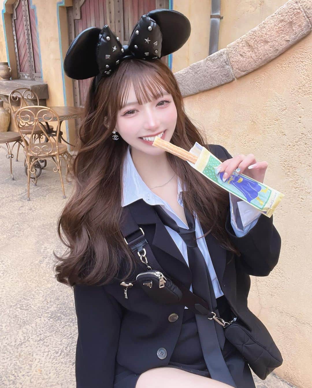 あやちゃんさんのインスタグラム写真 - (あやちゃんInstagram)「ディズニーシー🐭🖤 40周年可愛かったー！！！‪‪❤︎‬  ネクタイコーデ‪‪‪‪❤︎‬ 今日はピン写のせるねん✧  #東京ディズニーシー #ディズニーシー  #ディズニーコーデ #ディズニーフード #ディズニーカチューシャ #制服ディズニー #ネクタイコーデ #モノトーンコーデ #ブラックコーデ #disneysea #tokyodisneysea」4月20日 20時12分 - aya.you.love.r