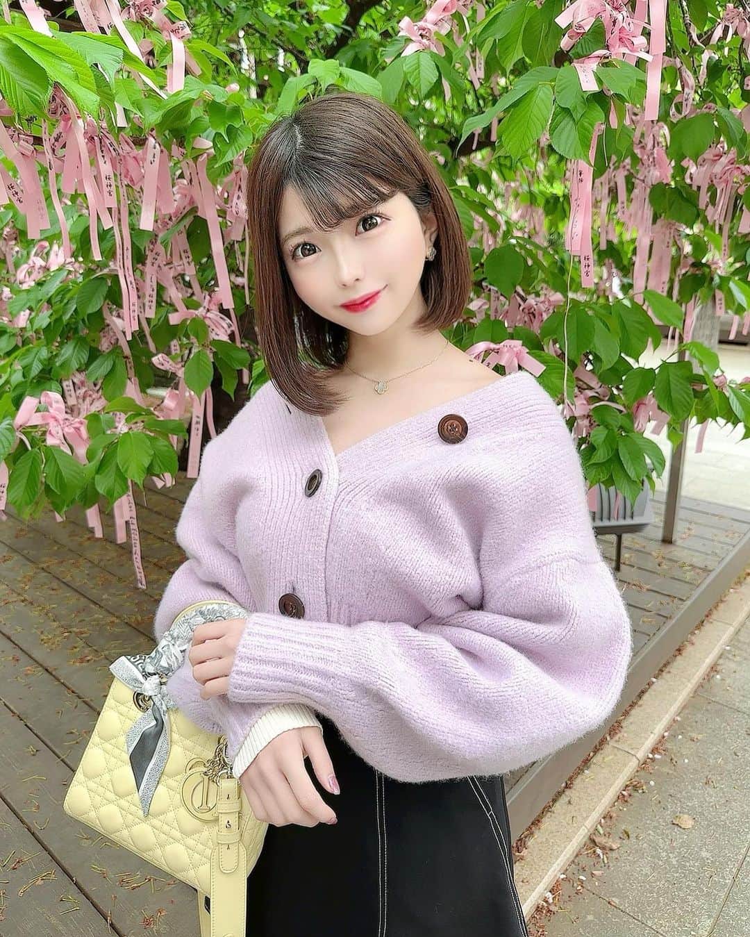 ななぷりんのインスタグラム：「春はカーディガン合わせを したくなる🫢紫ピンク💜  tops  @snidel_official  skirt  @snidel_official   #桜神宮#春服#春コーデ#カーディガン#カーディガンコーデ#snidel#スナイデル#dior#ディオール#レディディオール#vancleef#ボブヘア#ボブ#黒髪ボブ#黒髪#清楚系#清楚系女子#清楚コーデ#韓国風コーデ#韓国コーデ#japanesegirl#美白#美肌」