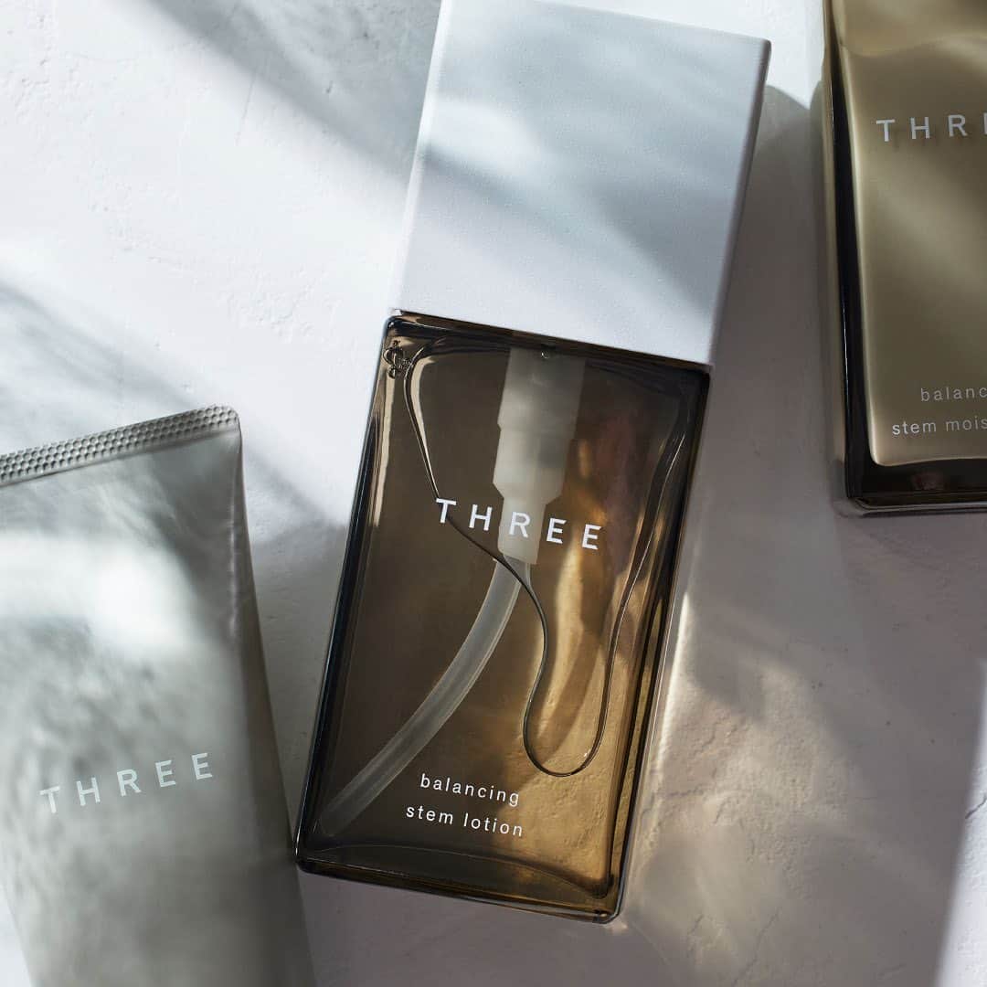 THREEのインスタグラム：「みずみずしいまっすぐな浸透感*で、皮脂に弾かれず一体化するようになじむローション。  肌荒れを防ぐドクダミエキスなどハーブ由来のエキスをたっぷり配合し、キメの乱れやごわつきをなめらかに整えて、すべらかな肌に導きます。 気持ちまでも落ち着かせてくれるような香りで、爽やかな引き締め感をもたらします。  店頭にてサンプリング実施中。 すっと肌に浸透*する心地よさを是非、ご体感ください。 *角層まで  〈保湿化粧水〉THREE バランシングステム ローション 120mL 5,940円（税込） 自然由来指数 92%（ISO16128準拠 水を含む）  〈発売日〉 ４月26日（水） ※ご予約受付中  #threecosmetics  #THREEBALANCING #BalancingStem #バランシングステム」