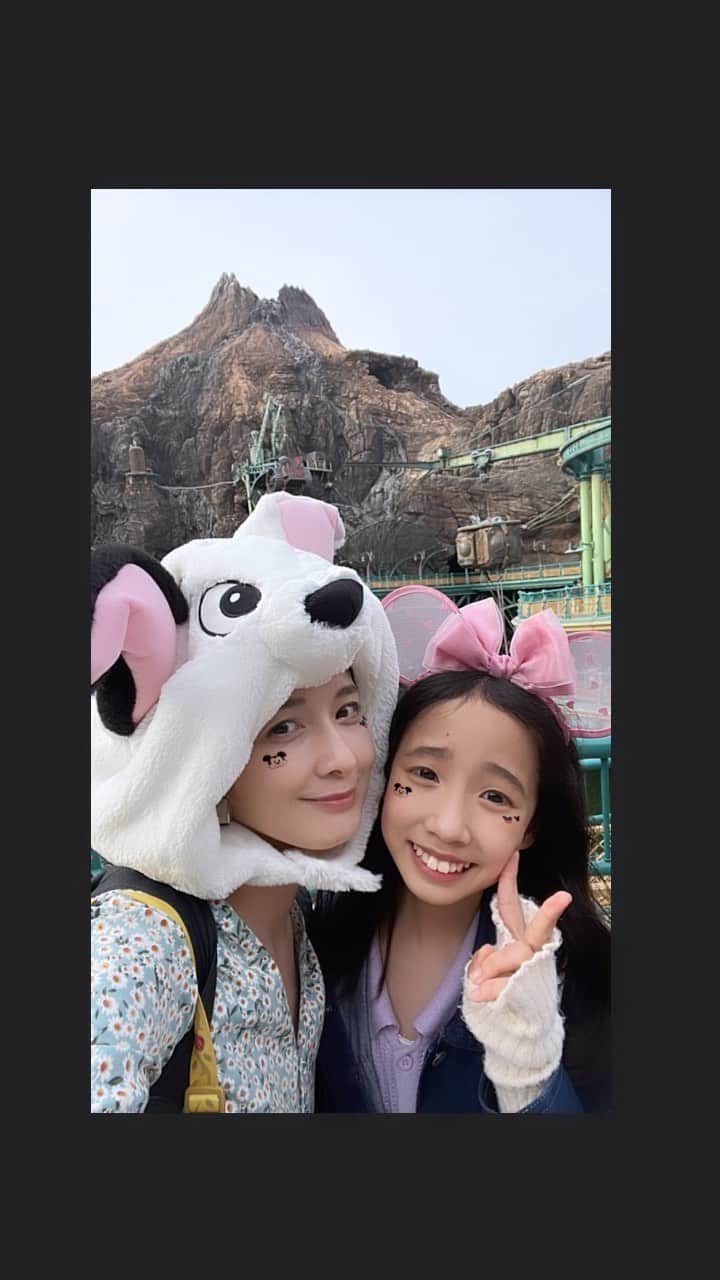 松木里菜のインスタグラム：「.｡･*. 先日。Disney SEAへ🌊  アトラクション組(パパ、楓、えみか)と ゆっくりお散歩組(私、母、ほのか)に分かれて行動したのでほのかの写真ばかり(⌒-⌒; )🎢  家族全員揃って行く最後のディズニーシーかもしれないなぁ。  BGMの『When she loved me』 大好きな曲なんだけど  ちょっとしんみり。。😌  子供と遊べるタイムリミットを意識して過ごさないと🧸  母は夕方からお散歩組離脱して ビールにワインに楽しんでました🍷さすが私の母🤣  #3兄妹 #中2 #小6 #小4 #ディズニーシー  ぎゃぁっっリールのDisney SEAスペル間違えてる😭」