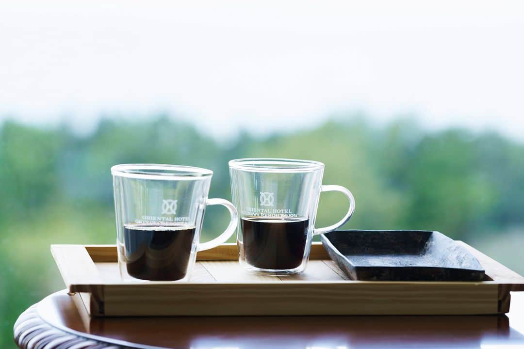 Okinawa Marriott Resort & Spa 【公式】のインスタグラム：「やんばるの恵みあふれるコーヒーを、 クラブルーム・クラブラウンジで。  コーヒー栽培の北限と言われる沖縄。 やんばるを代表するコーヒー農家「中山コーヒー園」では、 山の谷間や斜面を利用し、農薬を一切使用せず、 自然に近い環境で大切にコーヒーを育てています。  そんなやんばるの自然が育んだコーヒーと、 アジアのスペシャルティーコーヒー基準の 厳選した豆のオリジナルブレンドは、 当ホテルでした味わえない一杯です。  ぜひクラブルーム・クラブラウンジで 心ゆくまでお楽しみください。  詳しくは、  @okinawa.oriental.hotel プロフィールから ウェブサイトをご確認ください。  Enjoy coffee grown in the richness of the Yambaru forest in our Club Rooms and the Club Lounge.  Okinawa is said to be the northern limit for coffee cultivation. One of Yambaru's coffee farmers at Nakayama Coffee Farm carefully grows coffee in the valleys and on the slopes of the mountains in an environment close to nature without using any pesticides. An original blend of coffee grown in Yambaru and beans carefully selected from Asian specialty coffee standards is a blend you can enjoy only at our hotel. Please take advantage of this specialty both in your Club Room and in the Club Lounge.  #コーヒー #沖縄産コーヒー #コーヒー豆沖縄  #名護コーヒー #コーヒー沖縄 #無農薬コーヒー  #中山コーヒー園 #沖縄ホテルラウンジ  #沖縄 #okinawa #やんばる #yanbaru  #沖縄旅行 #okinawatrip #沖縄観光 #名護  #沖縄大好き #家族旅 #女子旅  #女子旅行 #夫婦旅行 #記念日旅行  #沖縄ホテル #リゾートホテル  #オリエンタルホテル沖縄 #orientalhotelokinawa  #オリエンタルホテル #orientalhotel #ikyu_travel  #その物語を美しく"」