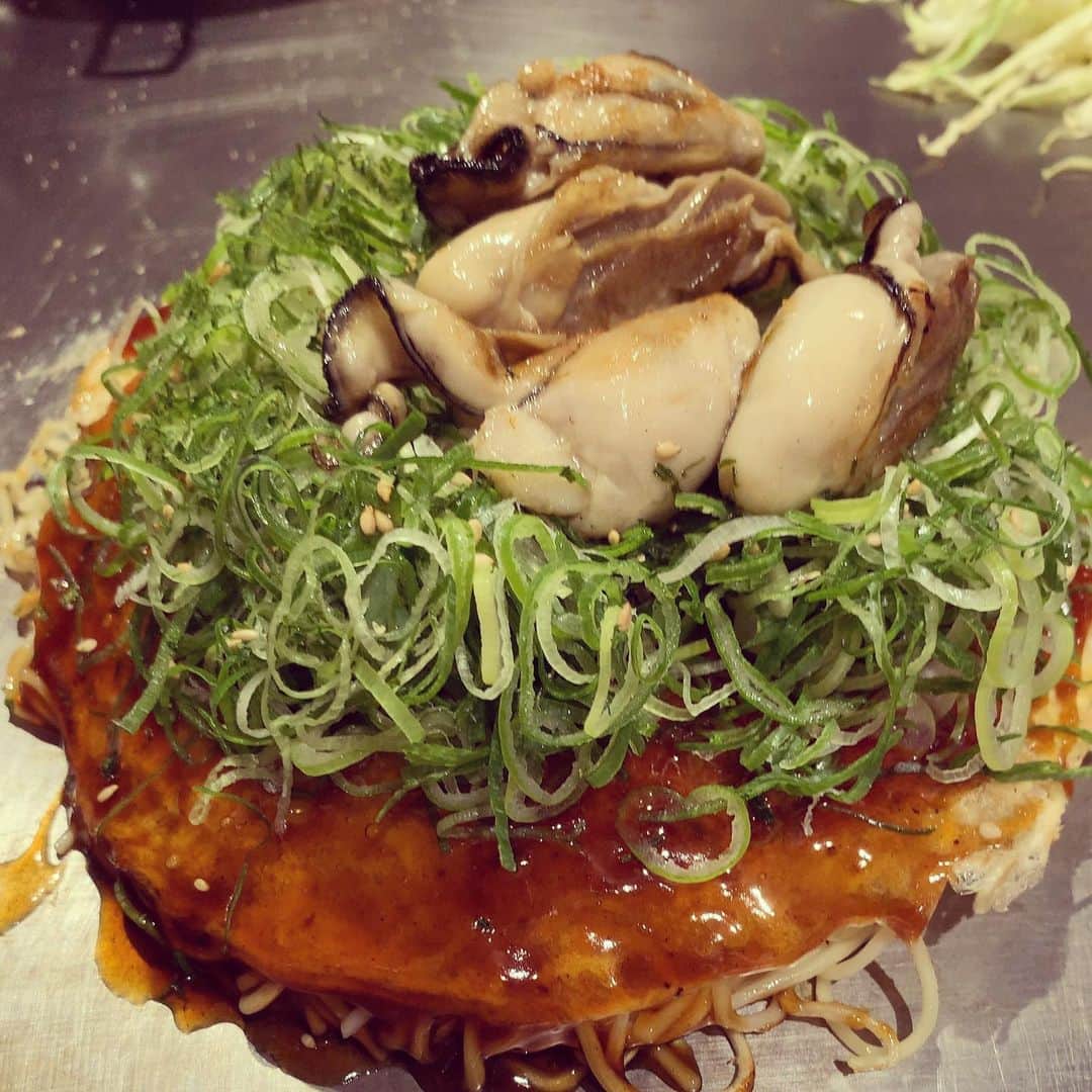 加藤千恵のインスタグラム：「いつかのお好み焼き。牡蠣を追加するチャンスがあるのなら、いつだってわたしはそれを選ぶ。」
