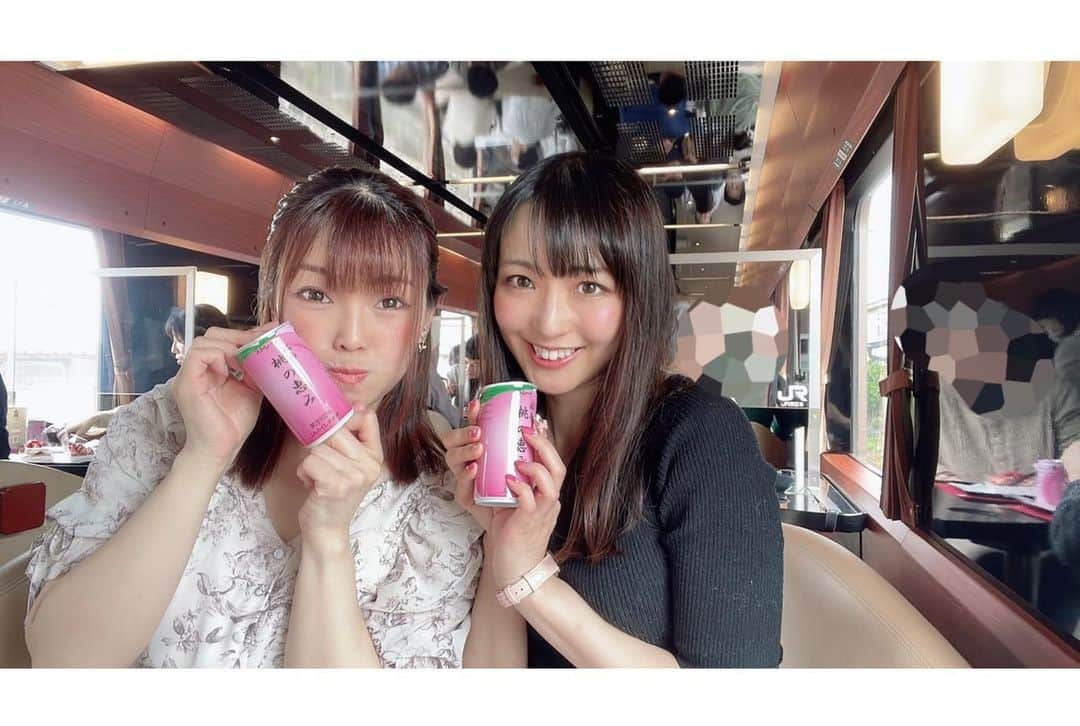 伊藤桃さんのインスタグラム写真 - (伊藤桃Instagram)「【#磐越西線 #フルーティアふくしま 】 走るカフェ、と銘打たれたフルーティアふくしま。 車内にはいると、赤と黒に彩られたおしゃれな空間が迎えてくれました。 これが #719系 だったとは…！ * 3枚目: ボックス席とカウンター席があり、ボックスの場合は相席の場合があります。 アクリル板に布がかかっていて、気にならないようになってました🥺 * 肝心のスイーツの中身は…💓 4枚目: 100パーセント果汁の桃ジュースと 5枚目: 福島の人気店！ 果物屋さんのフルーツタルトを味わえる#フルーツピークス のタルトを2種類もいただけちゃいます。 上り下り、そして月によって中身も違い、4月は旬の苺をふんだんに使ったタルトでした🍓💕 どちらもしっかり濃厚！ マスカルポーネクリームとチョコクリームを使ったタルト🥰もちろんイチゴは福島産です！ * 2両編成のフルーティア。 もう1両へ探索！！ 6枚目: このフォントは古い列車のもので、うれしい。 7枚目: レトロな雰囲気のパウダールームもありました。 * もう1両はカウンター車両！ 8枚目: 手前にあるサーバーはフリードリンク。アイスコーヒー、アイスティー、お水が飲み放題です。 温かい飲み物はアテンダントさんに直接注文します。 ここでグッズなども購入できました。 * 9枚目: そして、グッズの他にお菓子や…お酒も売ってました🥰 さゆみんと2人でりんごシードルをカンパイ🍎 1枚目: こうして購入したものをいただけるカウンターもあり、並んで車窓をたのしめました🥰 * 10枚目: 記念のフォトフレームではいちーず📸 次回は車窓やおもてなしをお伝えします😘 * #フルーティア #観光列車 #japanesetrip #福島グルメ #女子旅 #女子旅行」4月20日 20時11分 - itomomo_tetsu