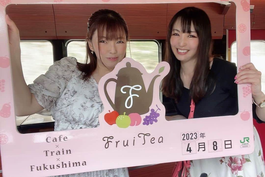 伊藤桃さんのインスタグラム写真 - (伊藤桃Instagram)「【#磐越西線 #フルーティアふくしま 】 走るカフェ、と銘打たれたフルーティアふくしま。 車内にはいると、赤と黒に彩られたおしゃれな空間が迎えてくれました。 これが #719系 だったとは…！ * 3枚目: ボックス席とカウンター席があり、ボックスの場合は相席の場合があります。 アクリル板に布がかかっていて、気にならないようになってました🥺 * 肝心のスイーツの中身は…💓 4枚目: 100パーセント果汁の桃ジュースと 5枚目: 福島の人気店！ 果物屋さんのフルーツタルトを味わえる#フルーツピークス のタルトを2種類もいただけちゃいます。 上り下り、そして月によって中身も違い、4月は旬の苺をふんだんに使ったタルトでした🍓💕 どちらもしっかり濃厚！ マスカルポーネクリームとチョコクリームを使ったタルト🥰もちろんイチゴは福島産です！ * 2両編成のフルーティア。 もう1両へ探索！！ 6枚目: このフォントは古い列車のもので、うれしい。 7枚目: レトロな雰囲気のパウダールームもありました。 * もう1両はカウンター車両！ 8枚目: 手前にあるサーバーはフリードリンク。アイスコーヒー、アイスティー、お水が飲み放題です。 温かい飲み物はアテンダントさんに直接注文します。 ここでグッズなども購入できました。 * 9枚目: そして、グッズの他にお菓子や…お酒も売ってました🥰 さゆみんと2人でりんごシードルをカンパイ🍎 1枚目: こうして購入したものをいただけるカウンターもあり、並んで車窓をたのしめました🥰 * 10枚目: 記念のフォトフレームではいちーず📸 次回は車窓やおもてなしをお伝えします😘 * #フルーティア #観光列車 #japanesetrip #福島グルメ #女子旅 #女子旅行」4月20日 20時11分 - itomomo_tetsu