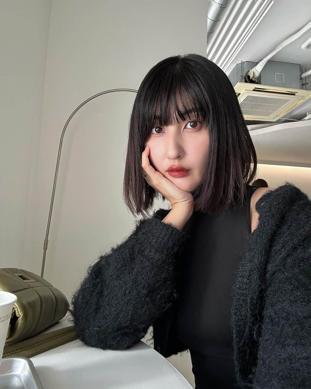 Lisaのインスタグラム：「. 髪が伸びてきました🤔🤔  いつもハイフでお世話になってる @medicalace_nurse さんで新メニューが 始まったので早速🖤笑 ニードルピーリング🖤 痛みゼロでびっくりでした！！ 終わった後すごく艶が出てリフトアップしていてびっくり😳😳  今3日目ですがかなりツヤツヤしてなんか肌トーンも上がったような？  肌ツルツルにしたい人、艶欲しい人、リフトアップもしたい人おすすめです🥹💓  #ニードルピーリング#ピーリング#艶肌」