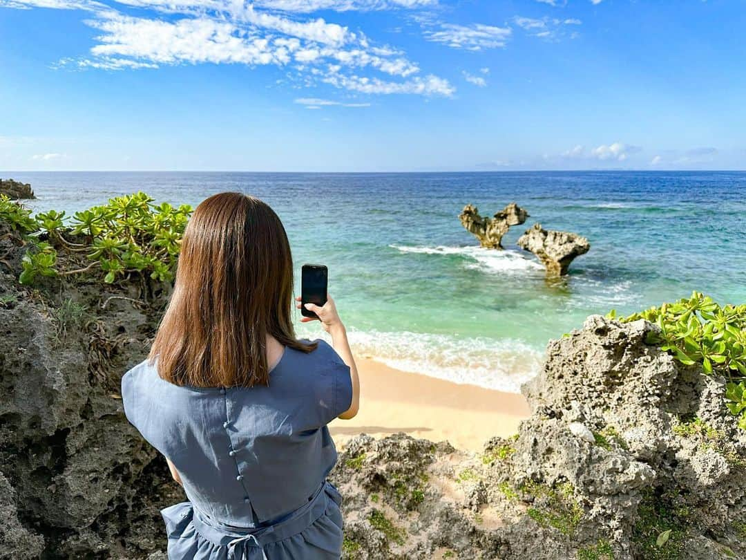 しほこのインスタグラム：「❤︎* ⁡ ⁡ ハートロック🫶🏻 ⁡ めっちゃ綺麗だったけど 波高すぎて近くまで行けなかった🥺🌊🫧‪ ⁡ 今度は近くのカフェとかも 寄ってみたいな🫖🤎 ⁡ ⁡ ⁡ #新婚旅行 #新婚 #ハネムーン #honeymoon #ハートロック #古宇利島 #ティーヌ浜 #離島 #パワースポット #恋のパワースポット #散歩スポット #散歩 #沖縄散歩 #癒しスポット #おでかけスポット #沖縄おでかけスポット #沖縄 #沖縄旅行 #沖縄観光 #okinawa #旅行 #20221118」