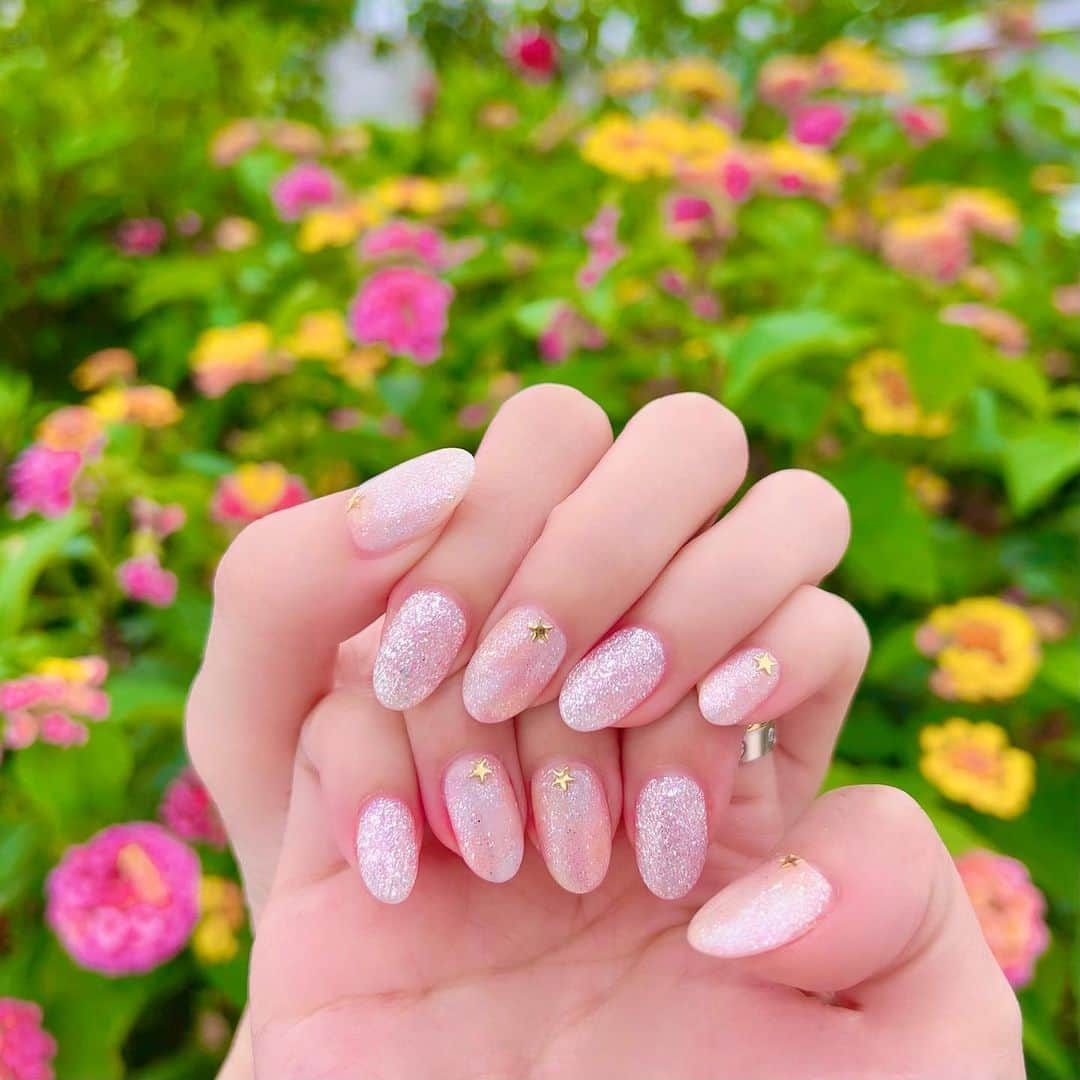 杉山佳那恵さんのインスタグラム写真 - (杉山佳那恵Instagram)「@miomio_0409  New nail😛💗  ほんのりマーブルのデザインの 上からラメを塗ってもろて めっちゃ可愛いキラキラになった✨✨✨  毎回上手いし早いし取れないし みおりんnailまじで最高〜👏  @enluna.nail  原宿で通いやすいし めちゃくちゃおすすめです💗✨  #nail#new#newnail#ネイル#enlunanail#原宿」4月20日 20時29分 - kanaxxy_0421