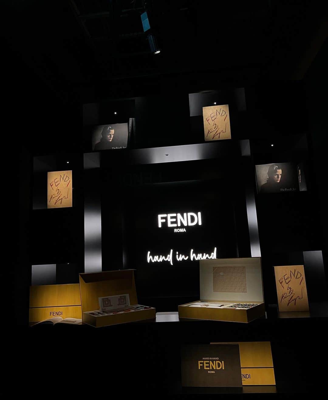 よしあきさんのインスタグラム写真 - (よしあきInstagram)「FENDIの「ハンド・イン・ハンド〜卓越した職人技への称賛」展 オープニングイベントに行ってきました！ 実際の職人の方にもお会いして、伝統的な技術について伺ってものづくりの素晴らしさを体験しました。 本日から開催しているのでぜひチェックしてみてください👀🙏🏻🫶🏻 #FendiHandinHand @fendi  #FendiBaguette#FendiPeekaboo #fendi#pr」4月20日 20時21分 - yooshiakiii