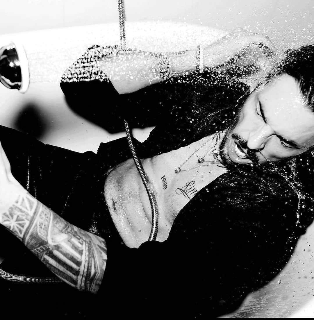 エレン・ヴォン・アンワースのインスタグラム：「In the bath with @baptiste.giabiconi for a @bbcnews docomentary about him being a friend and muse of @karllagerfeld 📸 @ellenvonunwerth #muse #bbc #metgala」