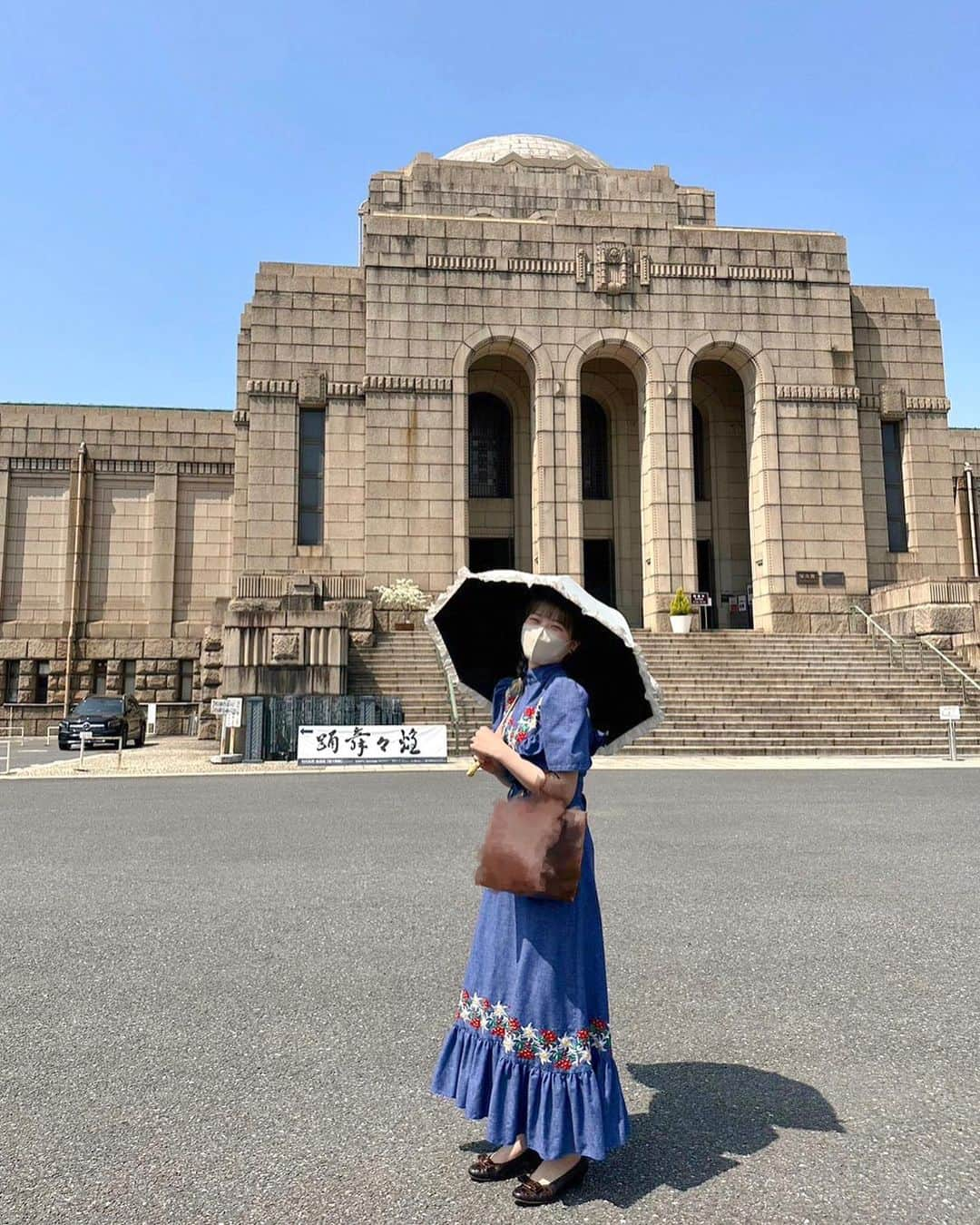 小林萌花のインスタグラム：「💙💙💙  竹内朱莉さんの書道展 「煌々舞踊」に行きました…！  偶然私服が青💙  #煌々舞踊 #私服 #今日とっても暑かったね #ヴィンテージワンピース#vintage#古着」