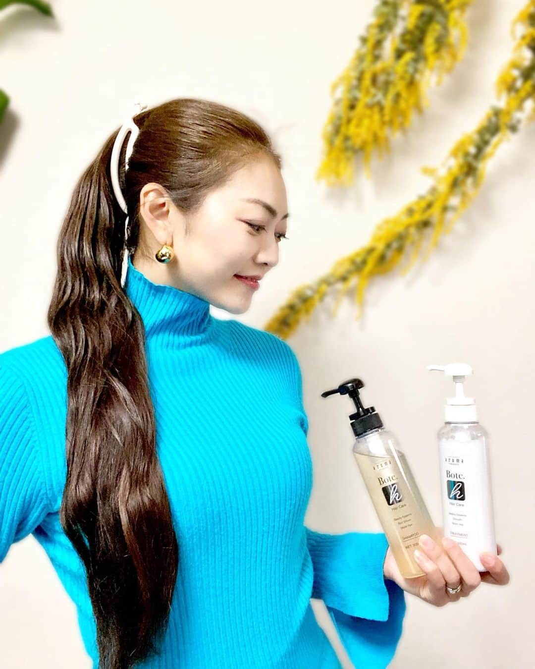 SAORIのインスタグラム：「0歳から使えるボーテシリーズの シャンプーandトリートメント🛁 @aroma.online_shop 敏感肌のわたしでも安心して使える 成分が配合されていて 泡立ちも良く、1日中ツヤツヤになるからオススメだよ🫶 ロングヘアだから髪の絡まりもよくあったけど これ使ってから絡まらなくなった😍 シャンプーして数分放置してパック状態にすると 集中補修できるから、週一でやってるよ〜  #ボーテ #ボーテシャンプー #髪質改善 #シャンプー泡パック #PR」
