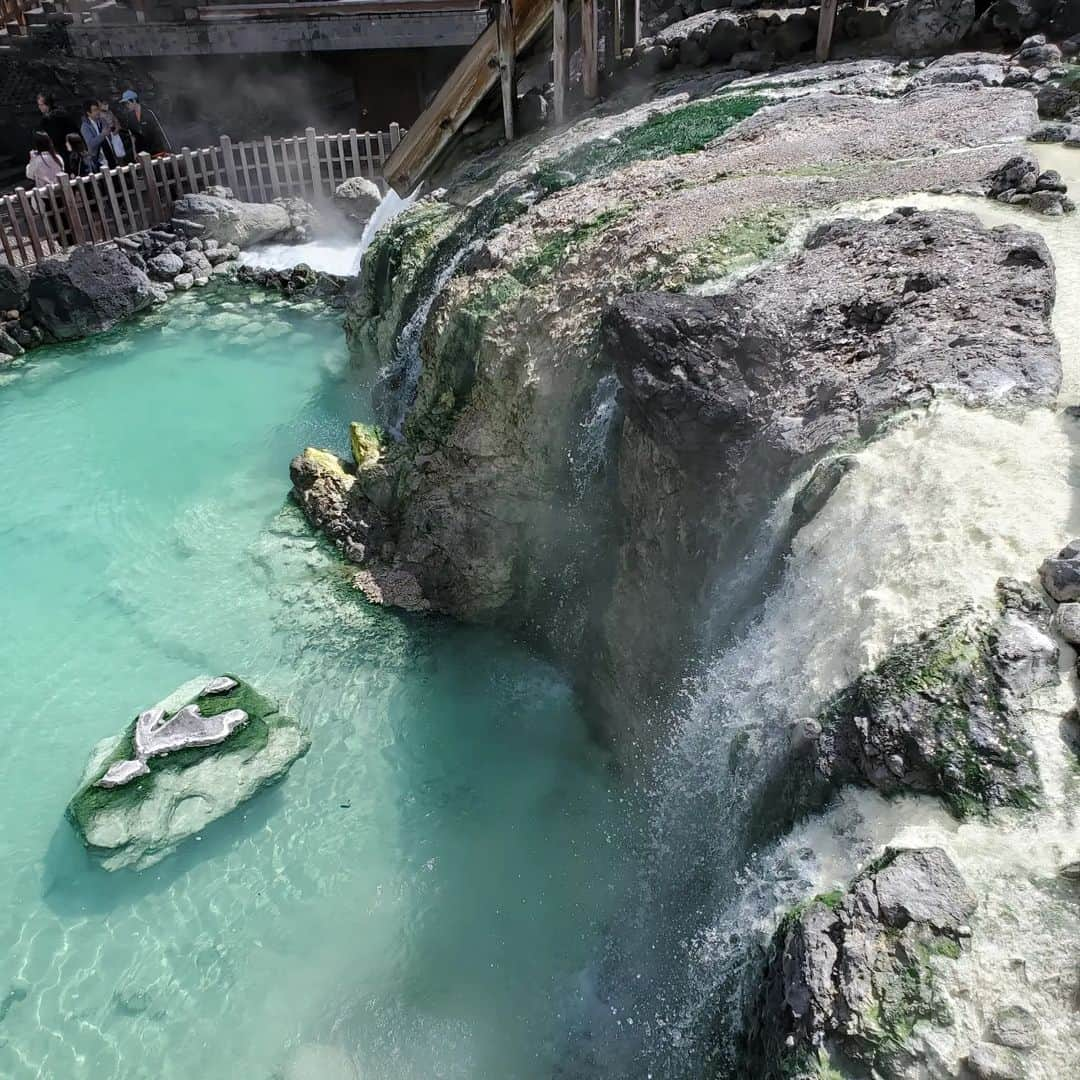 水嶋友香のインスタグラム：「草津～よいと～こ～一度～はおいで～🎵  久しぶりの温泉♨️旅行💡 素泊まりで、地元の居酒屋🍺さんでしばいてきました‼️ 土日で一泊、予報は雨だったけど、日曜日は晴れてくれて湯畑の様々な雰囲気を味わってきました🎵😋  #草津温泉　#草津　#温泉　#草津湯畑　#旅行 #群馬県　#日本　#温泉好きな人と繋がりたい  #硫黄　#カップル 　#観光地　#ぬ志勇旅館 　#酒処　居酒屋　三四郎　#やすくてうまい 　#湯もみ」