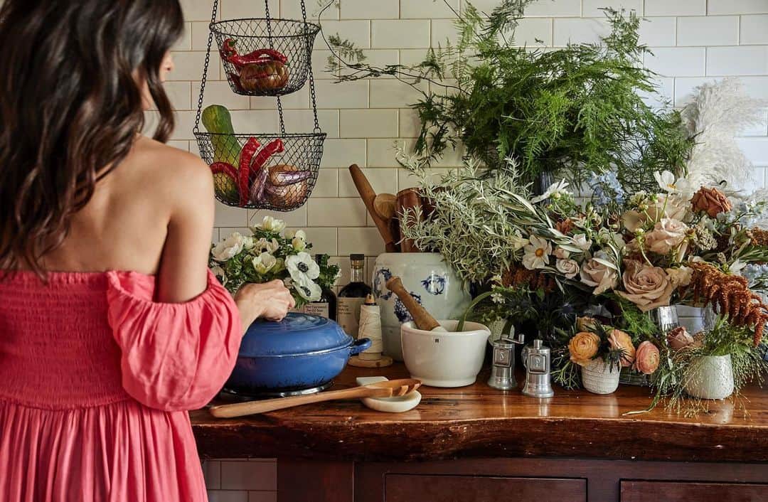 アビゲイル・スペンサーのインスタグラム：「Flower food.  @countylineflorals  I am not a chef. ;)  But I love to host.  📷 @jennapeffley」