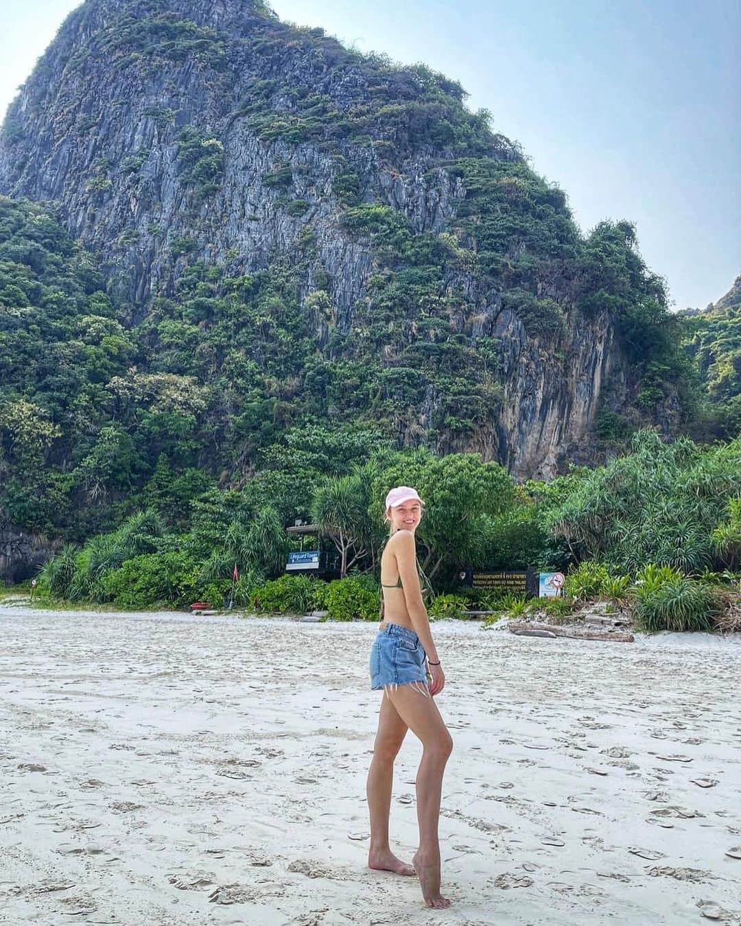 マリナ・デュランダのインスタグラム：「3 of me at Maya Bay 📍」