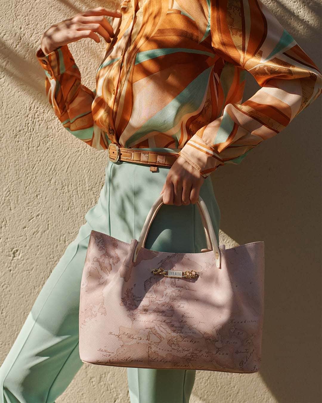 プリマクラッセのインスタグラム：「With this eye-catching #GeoNude and sleek design, the #GeoIris handbag is the ultimate expression of style.」
