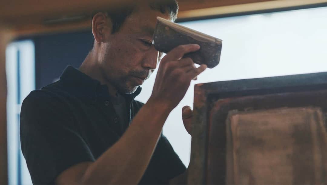 のインスタグラム：「The Lacquering Process⁠ ⁠ The patterned lacquer is placed in a Muro (room) with a constant temperature and high humidity, drying for at least two days. Lacquer artisans are responsible for regulating the temperature and humidity and adjusting for factors like weather. ⁠ ⁠ Since lacquer is a natural product, its properties can change over seasons and Lacquer has different qualities every year, becoming stronger or more docile, however, our Lacquer artisans can hear Lacquer's voice and act accordingly.⁠ ⁠ Read more about the INDEN process via link in bio」