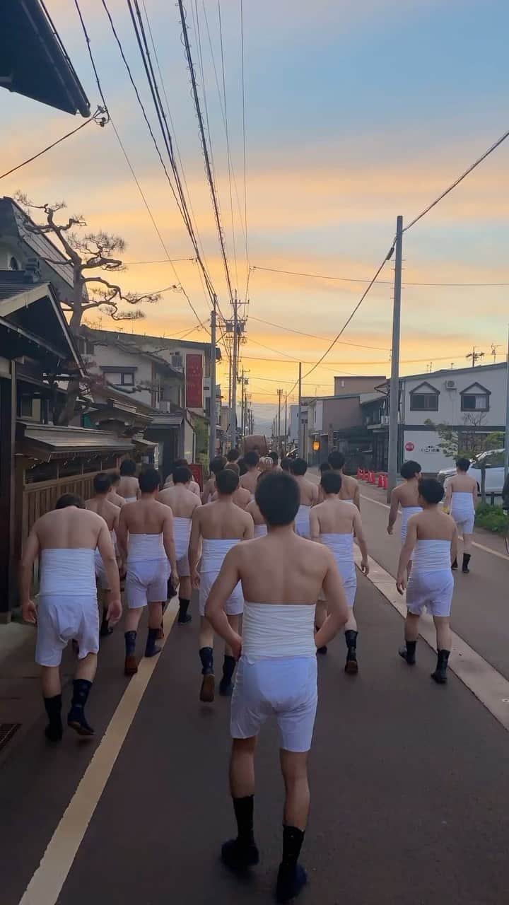 東京DANDYのインスタグラム：「Demonstrations of agility and strength from the men of Hida-Furukawa City in Gifu Prefecture last night as they readied to participate in the 400-year-old Furukawa Matsuri .  #古川祭 #古川 #matsuri #festival #Japan #飛騨古川」