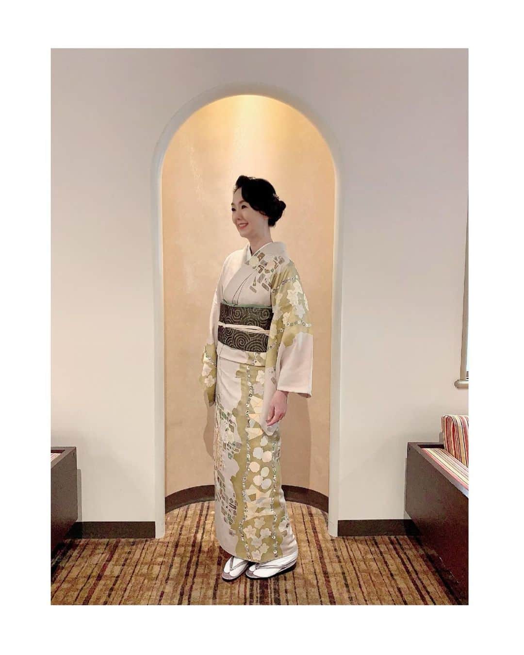 とよた真帆さんのインスタグラム写真 - (とよた真帆Instagram)「明日4月21日NHK総合 15時10分より "京コトはじめ"に出演いたします✨  1200年の歴史を持つ古都、京都。 そこで育まれた日本文化の魅力。  私は京友禅の絵師もしています。 写真の着物は私の原画をもとに京友禅の職人さん達と作った着物です。  京友禅は絵を描く、下地を染める、刺繍をするなどの工程ごとにいくつもの方の手を経て分業で作り上げていきます。  明日の"京コトはじめ"は京友禅がテーマです✨ 長年、伝統文化に微力ながら携わらせて頂いておりますが、明日は京友禅、そして番組の1ファンとしても色々なお話が知れたら嬉しいな🌸と思っています。  自作の着物も着る予定です🫡  お時間ございましたら是非ご覧くださいね  #nhk  #京友禅  #京コトはじめ  #kimono  #着物  #京都  #kyoto  #伝統工芸」4月20日 20時37分 - maho_toyota