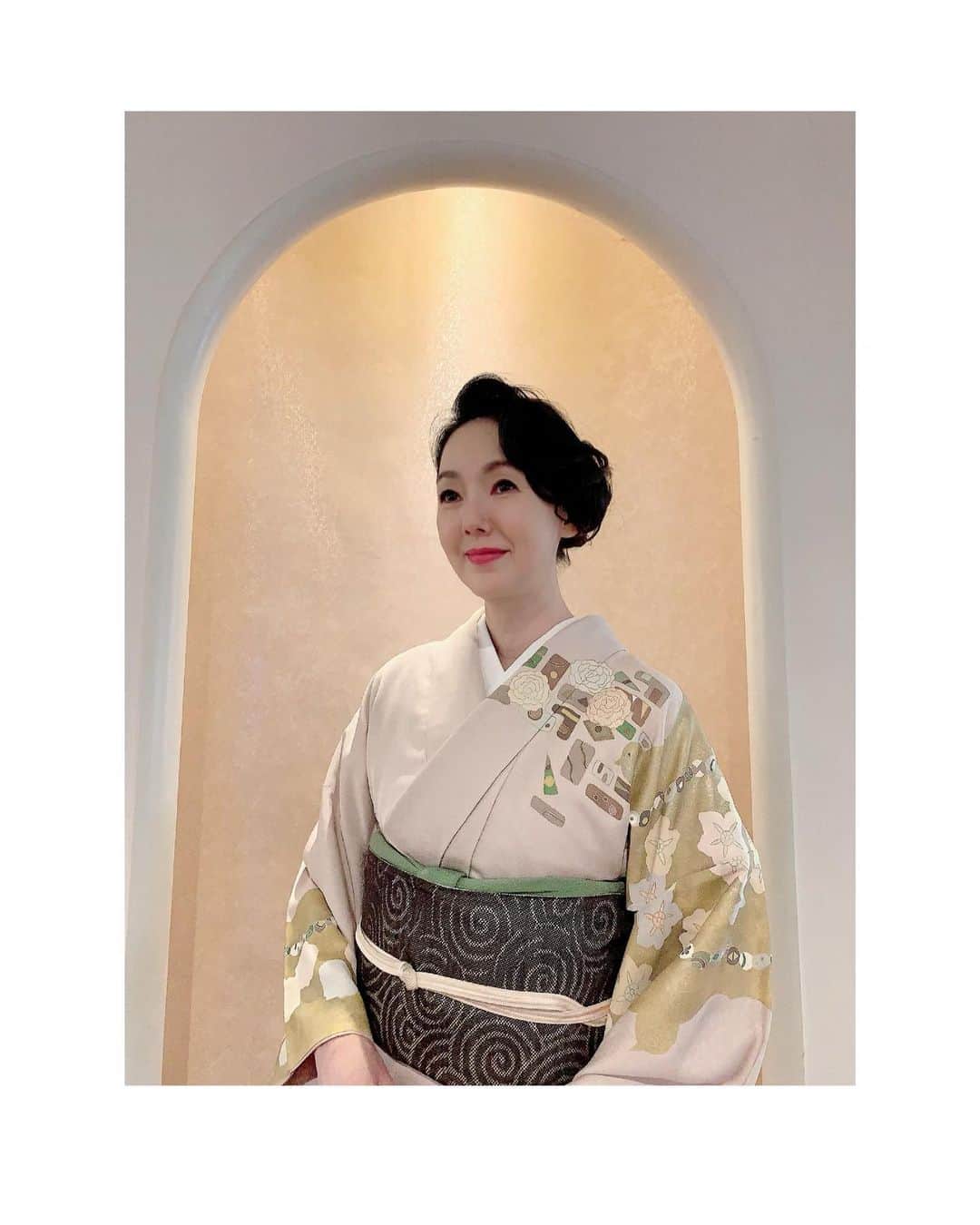 とよた真帆さんのインスタグラム写真 - (とよた真帆Instagram)「明日4月21日NHK総合 15時10分より "京コトはじめ"に出演いたします✨  1200年の歴史を持つ古都、京都。 そこで育まれた日本文化の魅力。  私は京友禅の絵師もしています。 写真の着物は私の原画をもとに京友禅の職人さん達と作った着物です。  京友禅は絵を描く、下地を染める、刺繍をするなどの工程ごとにいくつもの方の手を経て分業で作り上げていきます。  明日の"京コトはじめ"は京友禅がテーマです✨ 長年、伝統文化に微力ながら携わらせて頂いておりますが、明日は京友禅、そして番組の1ファンとしても色々なお話が知れたら嬉しいな🌸と思っています。  自作の着物も着る予定です🫡  お時間ございましたら是非ご覧くださいね  #nhk  #京友禅  #京コトはじめ  #kimono  #着物  #京都  #kyoto  #伝統工芸」4月20日 20時37分 - maho_toyota