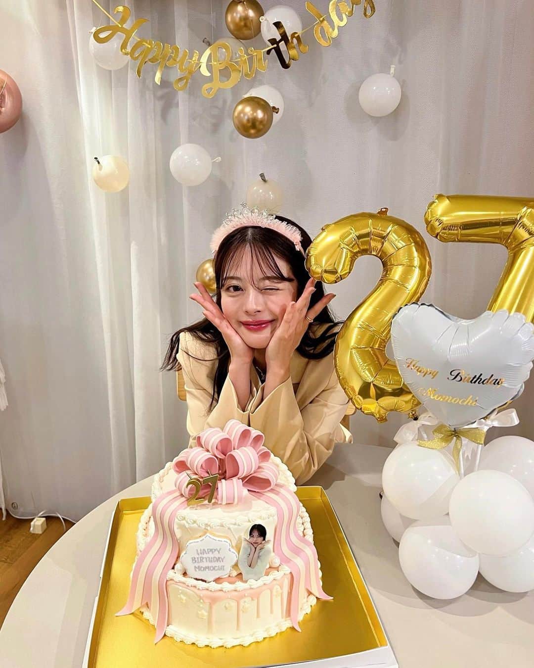 のインスタグラム：「そういえば､､🎂♡ ⁡ ⁡ BDイベントの写真のせてなかった！と思い出して、みんなとの幸せな思い出として載せる｡🎂♡ (裏垢に原画のせよかな) ⁡ 最近は胃が大きくなったのか、毎日もりもり食べちゃって、ダイエットスイッチ入れなきゃ〜！と思ってるももちです。🍑でも、明日死ぬかもしれない！って思うと美味しいもん食べて幸せな気持ちで居たいよね🦀 なんて気持ちと葛藤中。🦀♡ㅋㅋㅋ ⁡ ⁡ みんなも、頑張りすぎず健康第一で、美味しいもんいっぱい食べてね🦀♡ 頑張ったり休んだり、ちゃんとメリハリ付けようね🦀♡ 明日は金曜日！ラスト平日お互い頑張ろうー！！♡ ⁡ ⁡ PS. ボイプラファイナル､､､！🥹 ⁡ .」
