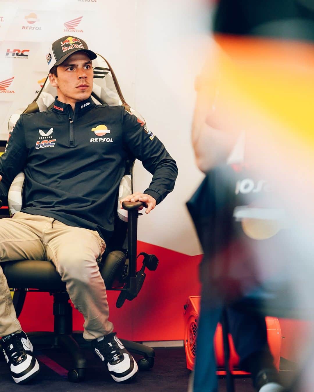 レプソル・ホンダのインスタグラム：「When it's all week, and no race 😔  @castore_sportswear」