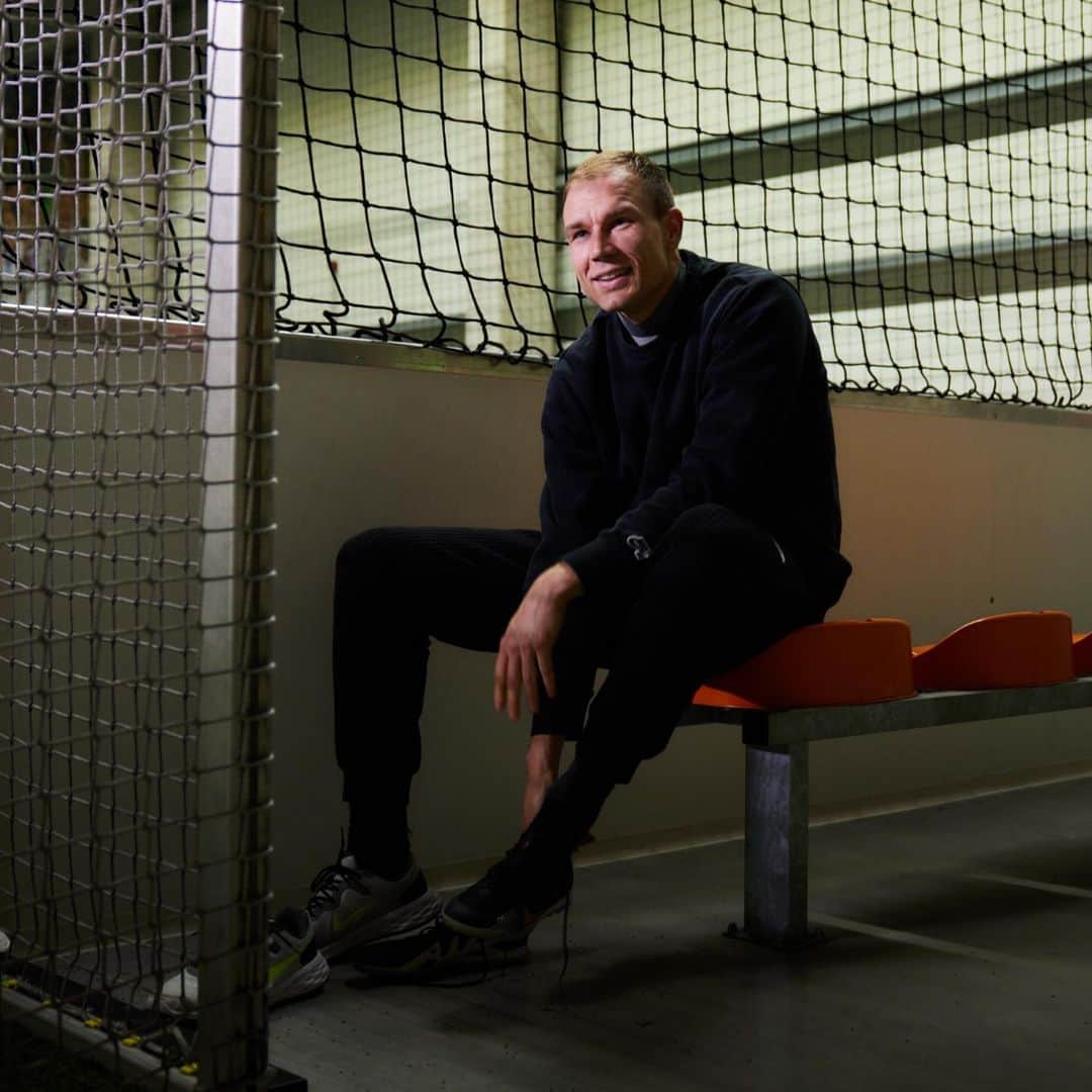 ホルガー・バトシュトゥバーのインスタグラム：「Fußball bedeutete für mich lange Disziplin, Verzicht, harte Arbeit und Anspannung. Beim Hallenfußball genieße ich den Sport in seiner reinsten Form. Mit Freunden, mit Spaß. Die @sportsillustrated_de hat mich dabei begleitet. Die Reportage lest ihr ab jetzt in der neuen Ausgabe! #HB28 #Baller 📸 @baumann_julian」