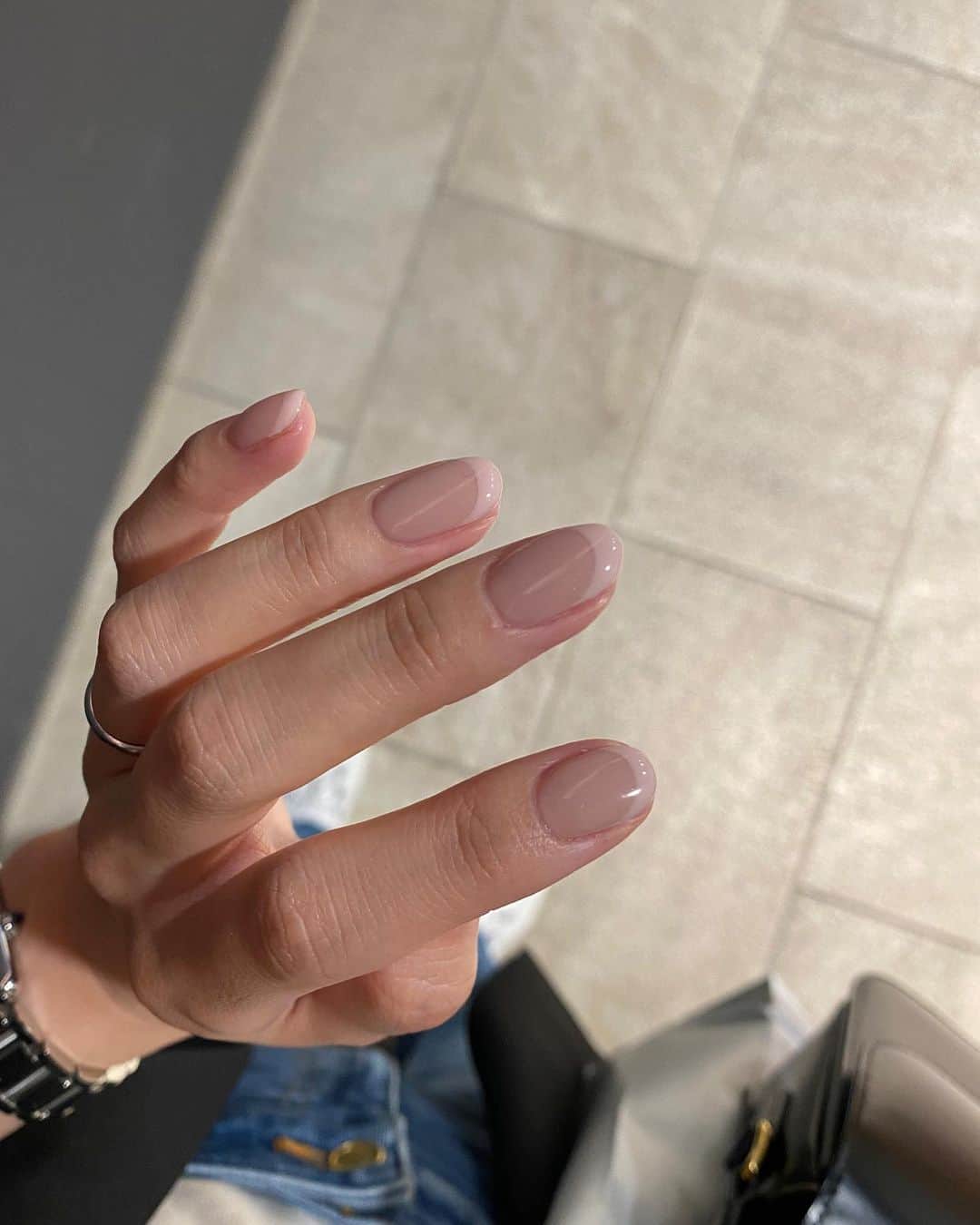 ᴱᴸᵞさんのインスタグラム写真 - (ᴱᴸᵞInstagram)「new nails 🩷 久しぶりにフレンチを春カラーで。 ピンクすぎないカラーがお気に入り☺️  いつも細めのフレンチだけど、 今回は太めにしてみました 💅🏻  thanks @tomoka_by_inails」4月20日 20時30分 - diary___ely