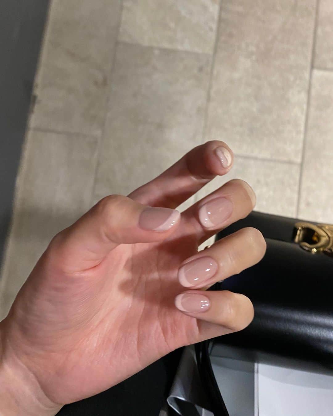 ᴱᴸᵞさんのインスタグラム写真 - (ᴱᴸᵞInstagram)「new nails 🩷 久しぶりにフレンチを春カラーで。 ピンクすぎないカラーがお気に入り☺️  いつも細めのフレンチだけど、 今回は太めにしてみました 💅🏻  thanks @tomoka_by_inails」4月20日 20時30分 - diary___ely