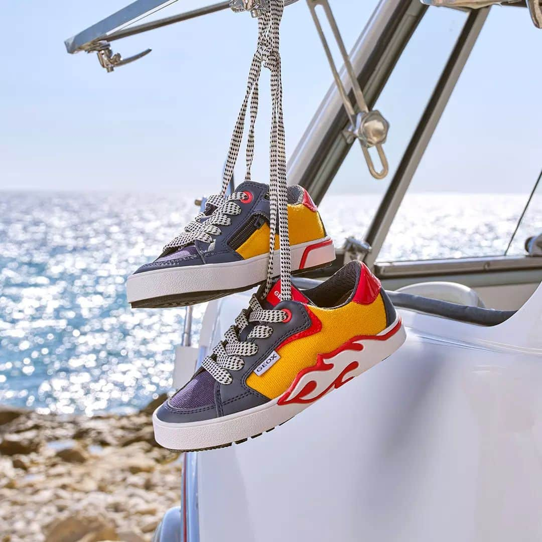 ジェオックスのインスタグラム：「Blue sea, warm sun, endless fun... That's how a perfect day should go! Discover our kids' sneakers online and in store.   #geox #geoxshoes #geoxkids」