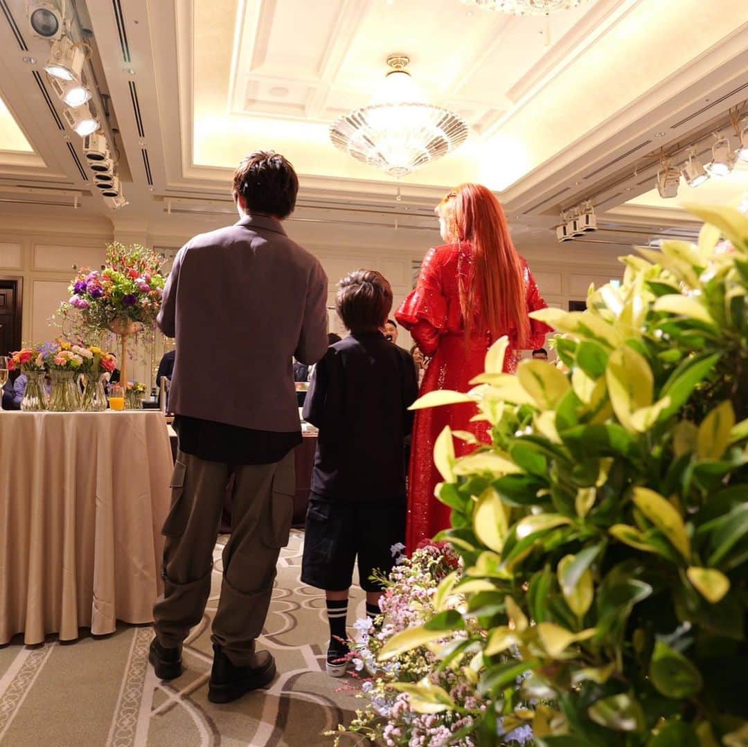 仲里依紗さんのインスタグラム写真 - (仲里依紗Instagram)「2023.4.18❤️ 結婚10周年記念日でした🌹 当日に美味しいご飯付きのホテルに家族で泊まりに行こうと言われ準備して出掛けたら、ホテルのバスルームに一つ目のサプライズが隠れててびっくり仰天 @nasup & @naomi_banba 😂🤣❤️🤳 それから🦊さんに家族写真を撮りますっていわれ綺麗にドレスアップをしてもらい、写真スタジオに向かってたら、二つ目のびっくりサプライズをやられました😂🥹🥲🪄❣️🌹 大好きなお友達、家族みんなが勢揃いでスーパーサプライズ結婚10周年パーティーを🦊さんがずっと前から企画していたみたいです🥹🥰🎉 二人の記念日なのに、私主役感ハンパなくてなんか申し訳ない感じだったけど、🦊さん本当にありがとう😭🎉🌹  家族のみで結婚式挙げてから10年後に大好きなお友達やお世話になってる方々に集まってもらえ、またおめでとうって言ってもらえて、そして集まってくれたみんなにありがとうを直接言える事ができ本当に幸せでした🥹❤️  本当に本当に本当に‼️喧嘩ばっかりするけど🤣なんだかんだニコニコしながらの10年であっというま❣️ 🦊さんの寝相が今世紀最大レベルで悪すぎてベッドは別々になったけど他は10年前と変わってないかなw☺️  これからも夫婦仲良く❤️ トカゲくんがずっと好きでいてくれるパパとママでいられるよう私達のペースで歩いていきます🐥  big love😘  #happyweddinganniversary  #10th」4月20日 20時31分 - riisa1018naka