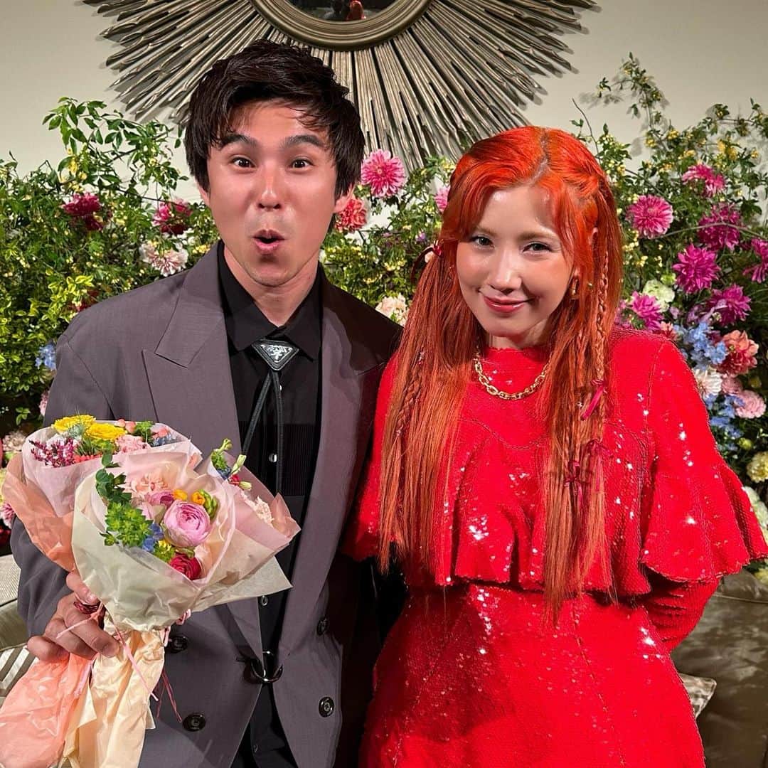 仲里依紗のインスタグラム：「2023.4.18❤️ 結婚10周年記念日でした🌹 当日に美味しいご飯付きのホテルに家族で泊まりに行こうと言われ準備して出掛けたら、ホテルのバスルームに一つ目のサプライズが隠れててびっくり仰天 @nasup & @naomi_banba 😂🤣❤️🤳 それから🦊さんに家族写真を撮りますっていわれ綺麗にドレスアップをしてもらい、写真スタジオに向かってたら、二つ目のびっくりサプライズをやられました😂🥹🥲🪄❣️🌹 大好きなお友達、家族みんなが勢揃いでスーパーサプライズ結婚10周年パーティーを🦊さんがずっと前から企画していたみたいです🥹🥰🎉 二人の記念日なのに、私主役感ハンパなくてなんか申し訳ない感じだったけど、🦊さん本当にありがとう😭🎉🌹  家族のみで結婚式挙げてから10年後に大好きなお友達やお世話になってる方々に集まってもらえ、またおめでとうって言ってもらえて、そして集まってくれたみんなにありがとうを直接言える事ができ本当に幸せでした🥹❤️  本当に本当に本当に‼️喧嘩ばっかりするけど🤣なんだかんだニコニコしながらの10年であっというま❣️ 🦊さんの寝相が今世紀最大レベルで悪すぎてベッドは別々になったけど他は10年前と変わってないかなw☺️  これからも夫婦仲良く❤️ トカゲくんがずっと好きでいてくれるパパとママでいられるよう私達のペースで歩いていきます🐥  big love😘  #happyweddinganniversary  #10th」