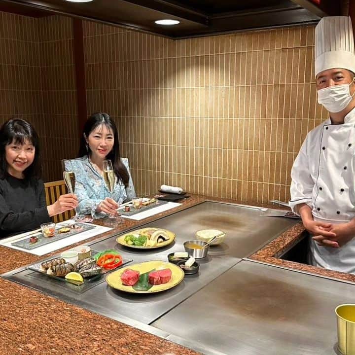 今堀恵理のインスタグラム：「ANAクラウンプラザホテル大阪「鉄板焼 堂島」  @anacrowneplaza_osaka   に @papetto100 さんと行って来ました😋  私達が食べたのは 【蝶 ～Cho～】21000円😚 肉と魚介を季節食材と新しいスタイルで食べる鉄板焼き オマール海老、活け蝦夷鮑、特選A-4黒毛和牛フィレ、松阪牛ランプ100ｇ、が食べれるコース そして鉄板でたこ焼きまで作ってくれたよ💕  ソムリエがいてワインも豊富です。シャンパンも赤ワインも白ワインも飲みました😆  2人で美味しいね～を連発して楽しかったDINNER です  #anaクラウンプラザ大阪  #鉄板焼 #黒毛和牛  #大阪グルメ」