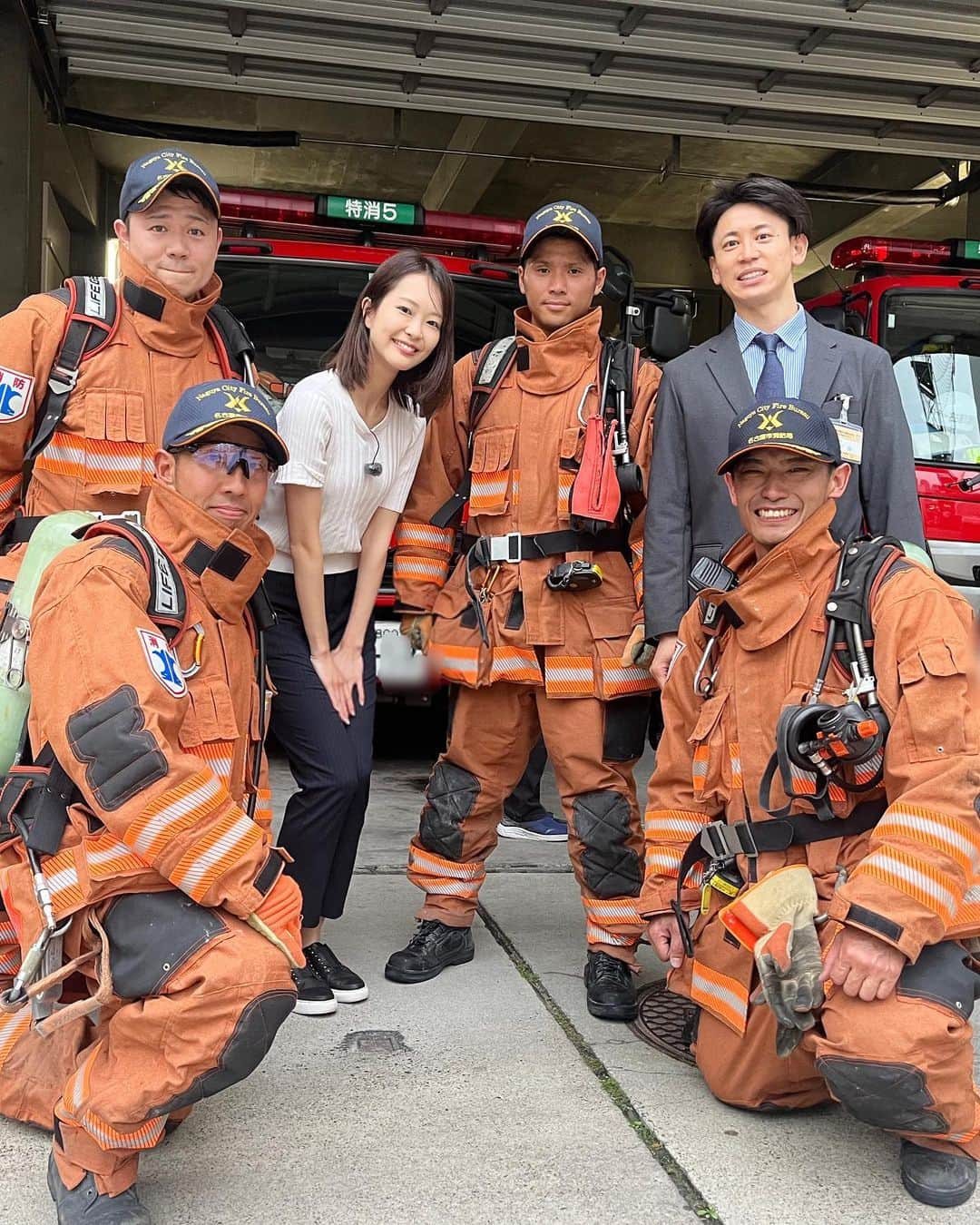 下村彩里さんのインスタグラム写真 - (下村彩里Instagram)「取材後... 帰りの新幹線に飛び乗る前に見つけた#お弁当 🍱🥹  なんとテレビ朝日系列メ～テレの名作ドラマ「#名古屋行き最終列車 」をモチーフにした#駅弁 でした🥹  中はまさに名古屋名物のてんこ盛り。 #味噌カツ#エビフライ#ひつまぶし #土手煮#手羽先#とり飯#きしめん #味噌たま#天むす  う〜んどれも美味しい。  実は名古屋に行ったのは初めて。 日帰りで慌しい中でしたが、 ずっと食べてみたかった名物料理がギュッと詰まったお弁当と出会い、少しだけ名古屋を味わう事ができました😊  #最後は #暑熱順化　の為の訓練を #取材 させて頂いた #名古屋市消防局第二方面隊 の皆様 #最前線で働く人に改めて感謝   #下村彩里#報道ステーション#取材#名古屋#初」4月20日 20時33分 - sairi.shimomura_ex