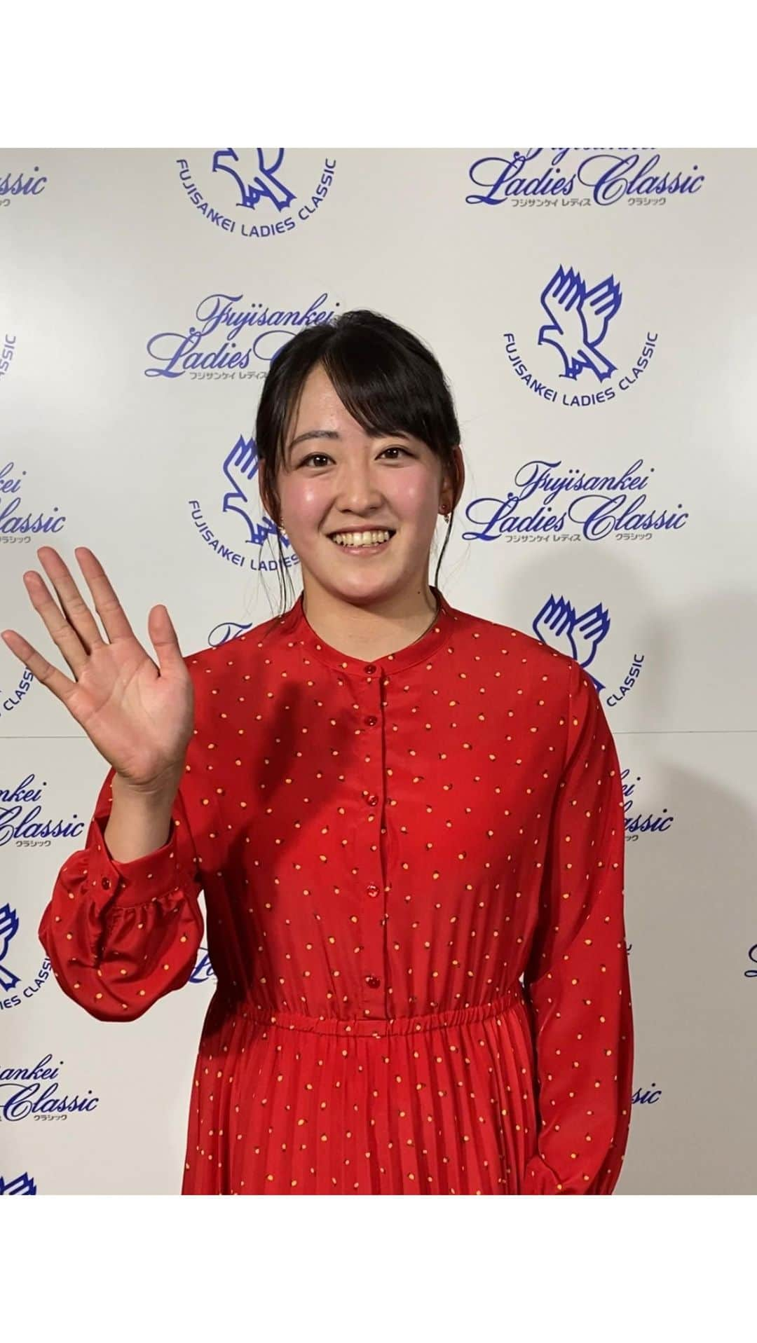 フジテレビゴルフのインスタグラム：「【フジサンケイレディス】 女子プロゴルファーファッションチェック！！✨👗  昨日のプロアマ前夜祭にて、#岩井千怜 プロのファッションポイントをお聞きしました☺️  大会まであと1️⃣日！🏌️‍♀️🗻  ニューヒロイン誕生なるか！？ ぜひお楽しみに🌸  【放送スケジュール】 第1日 4/21(金) CSフジテレビONE 午後2時〜　生中継 BSフジ 午後3時～　生中継  ★地上波 全国ネット★ 第2日 4/22(土) 午後3時30分〜　生中継 最終日 4/23(日) 午後1時35分〜　生中継  詳しい放送時間は⏬をチェック！ https://www.fujitv.co.jp/sports/golf/fslc/index.html   #岩井千怜  #岩井千怜プロ  #フジサンケイレディスクラシック #フジサンケイレディス #ゴルフ #女子ゴルフ #女子ゴルファー #golf #フジテレビ #フジテレビスポーツ」